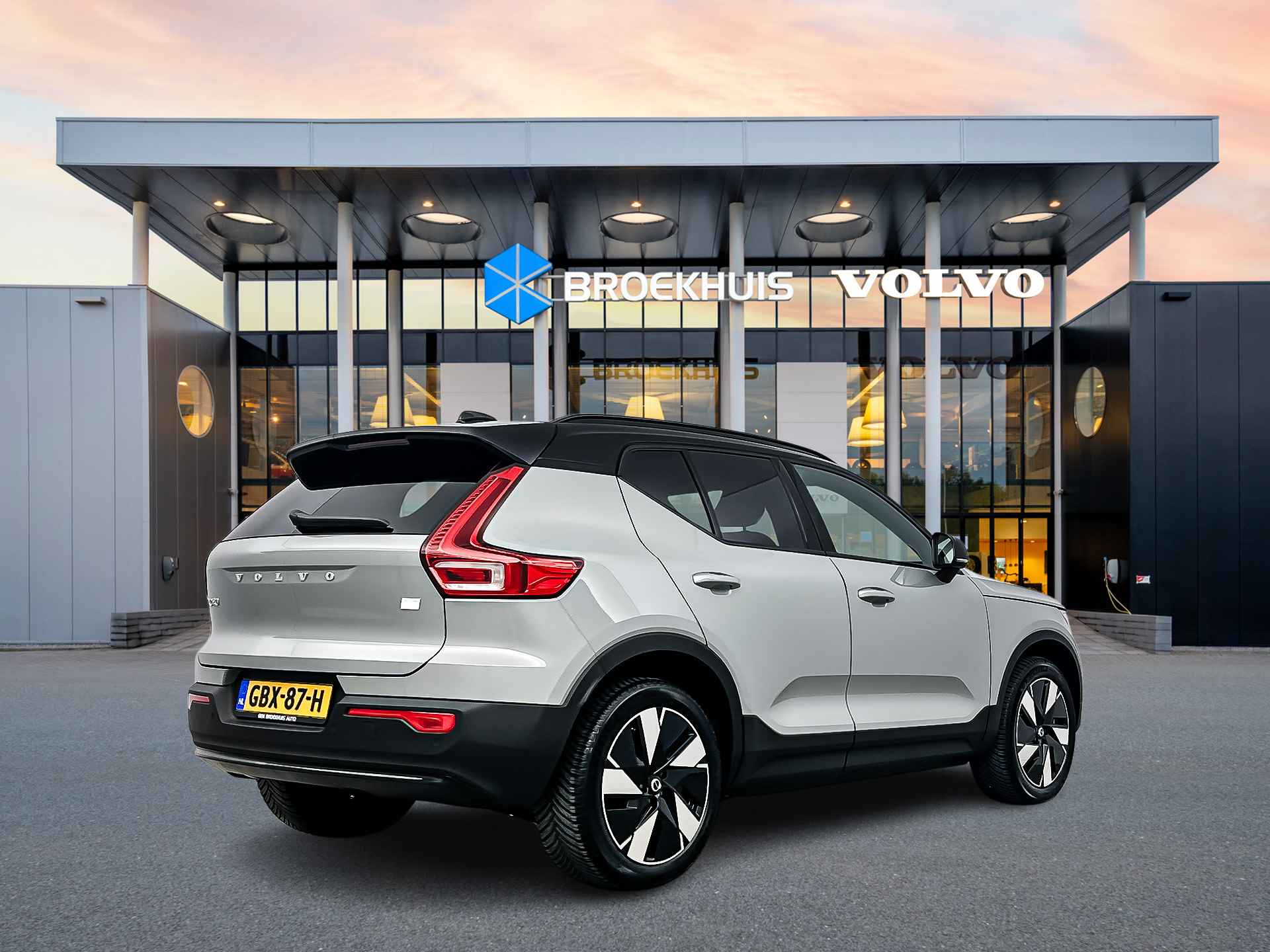 Volvo XC40 Extened Range 82kW Core | Adaptieve Cruise | BLIS | Stuur/Stoelverwarming | Getint glas | Parkeercamera - 4/33