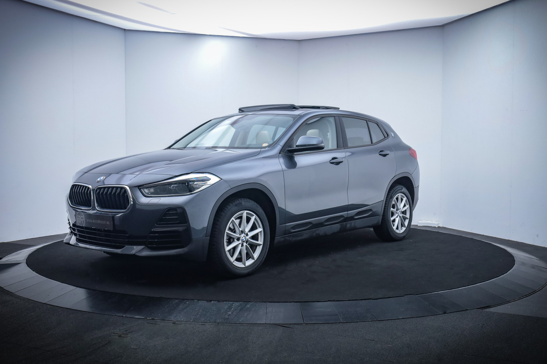 BMW X2 20iA ADVANTAGE EXECUTIVE PANO/CAMERA/MEMORY/KEYLESS/STUUR+STOELVERW./LEDER/FULL LED/NAVI/DAB+/LMV