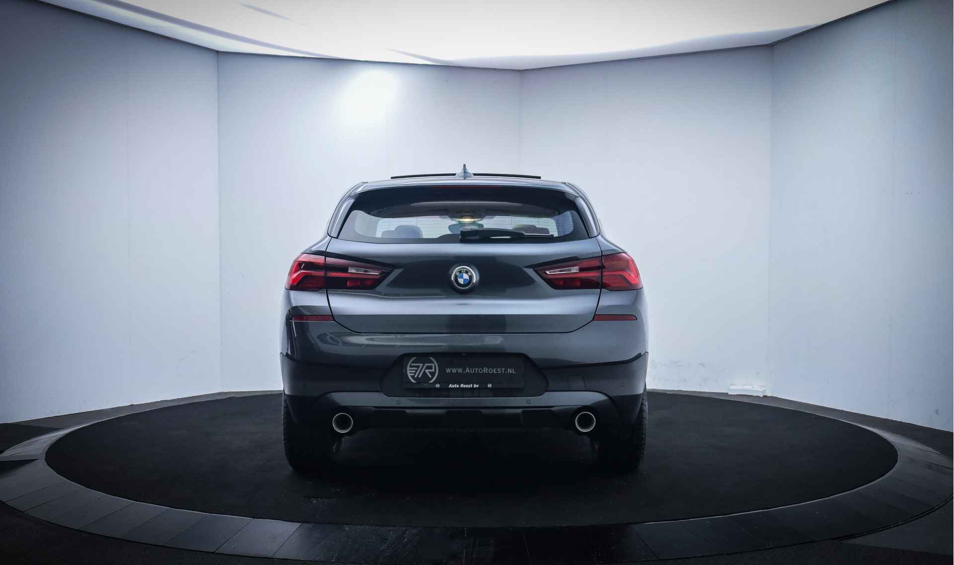 BMW X2 20iA ADVANTAGE EXECUTIVE PANO/CAMERA/MEMORY/KEYLESS/STUUR+STOELVERW./LEDER/FULL LED/NAVI/DAB+/LMV - 6/27