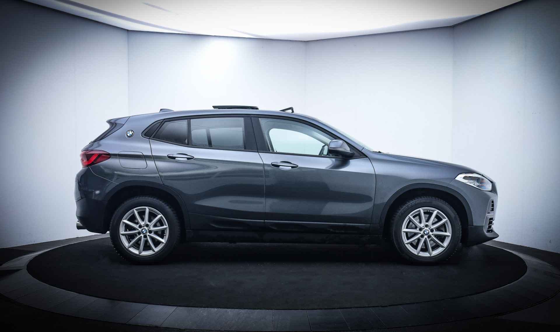 BMW X2 20iA ADVANTAGE EXECUTIVE PANO/CAMERA/MEMORY/KEYLESS/STUUR+STOELVERW./LEDER/FULL LED/NAVI/DAB+/LMV - 4/27