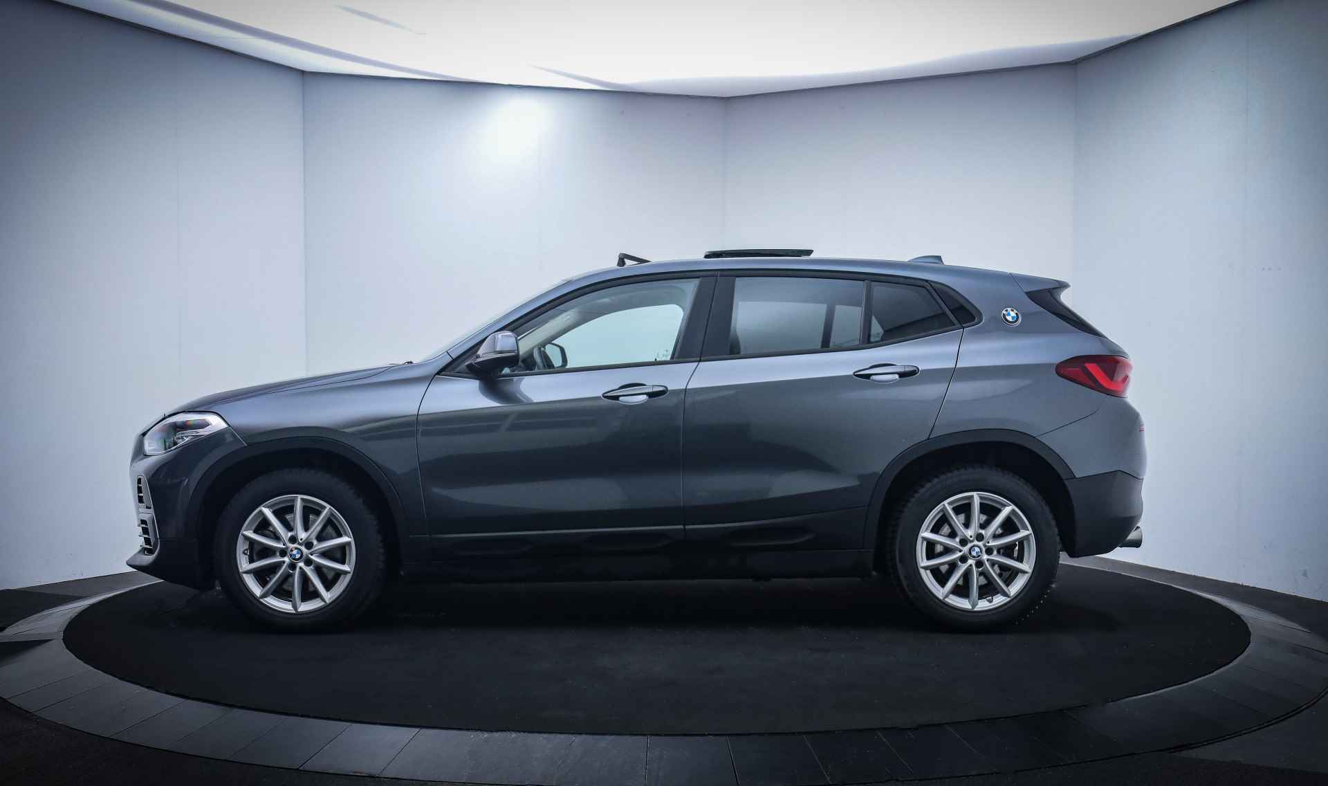 BMW X2 20iA ADVANTAGE EXECUTIVE PANO/CAMERA/MEMORY/KEYLESS/STUUR+STOELVERW./LEDER/FULL LED/NAVI/DAB+/LMV - 12/27