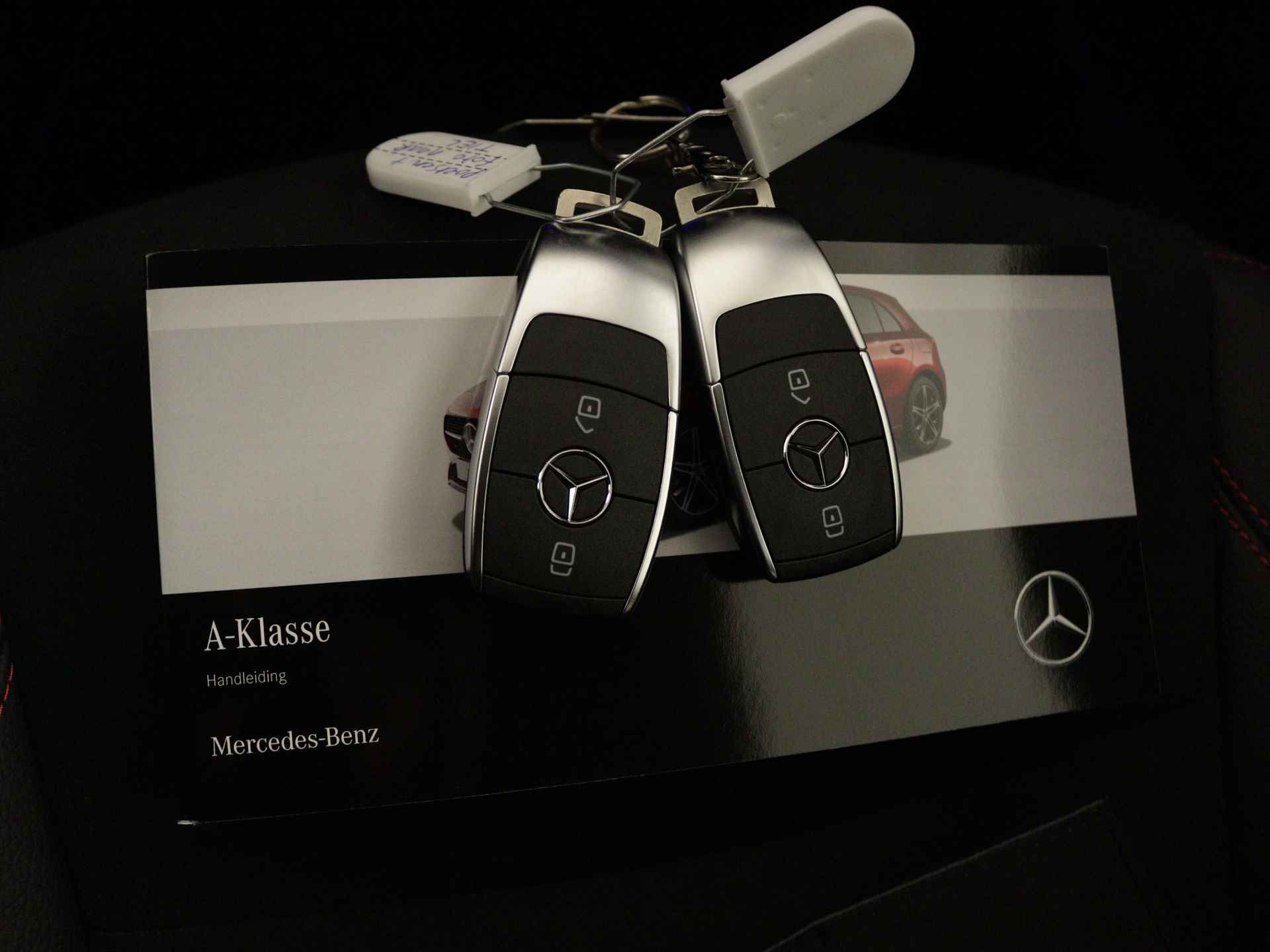 Mercedes-Benz A-Klasse 250 e AMG Line | Nightpakket | Premium Pack | Extra USB-poorten | KEYLESS GO | Dodehoekassistent | Sfeerverlichting | Verwarmde stoelen vooraan | Parkeerpakket met achteruitrijcamera | - 11/39