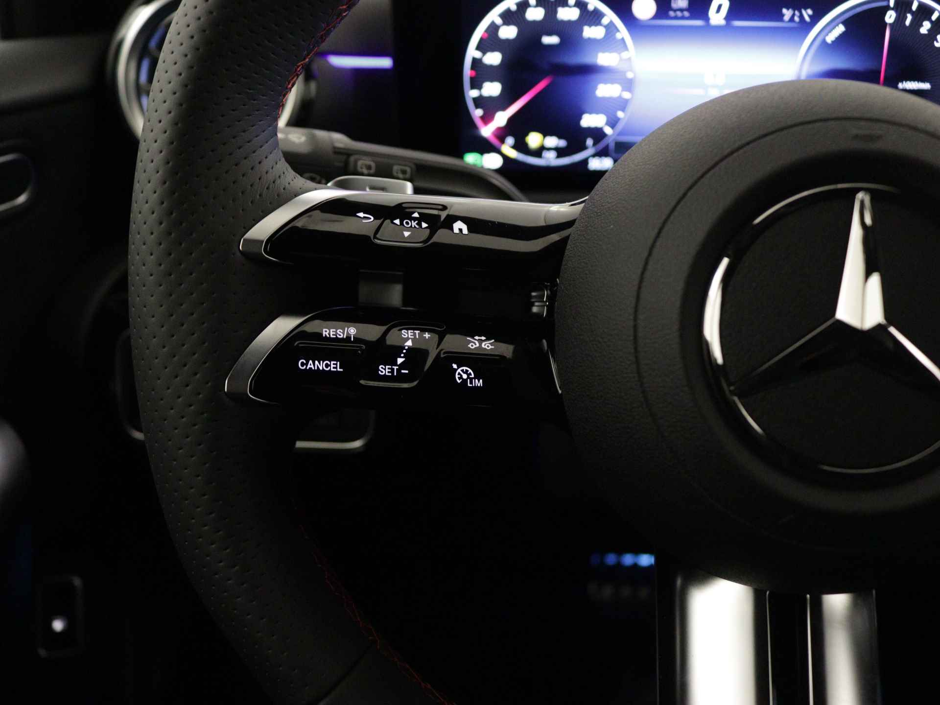 Mercedes-Benz A-Klasse 250 e AMG Line | Nightpakket | Premium Pack | Extra USB-poorten | KEYLESS GO | Dodehoekassistent | Sfeerverlichting | Verwarmde stoelen vooraan | Parkeerpakket met achteruitrijcamera | - 18/39
