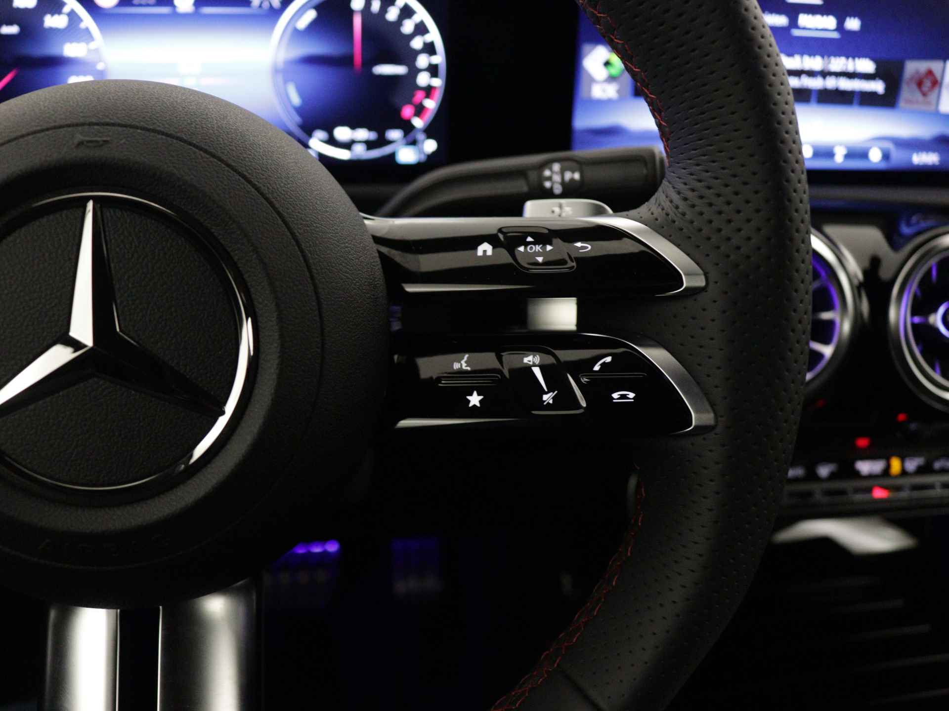 Mercedes-Benz A-Klasse 250 e AMG Line | Nightpakket | Premium Pack | Extra USB-poorten | KEYLESS GO | Dodehoekassistent | Sfeerverlichting | Verwarmde stoelen vooraan | Parkeerpakket met achteruitrijcamera | - 19/39
