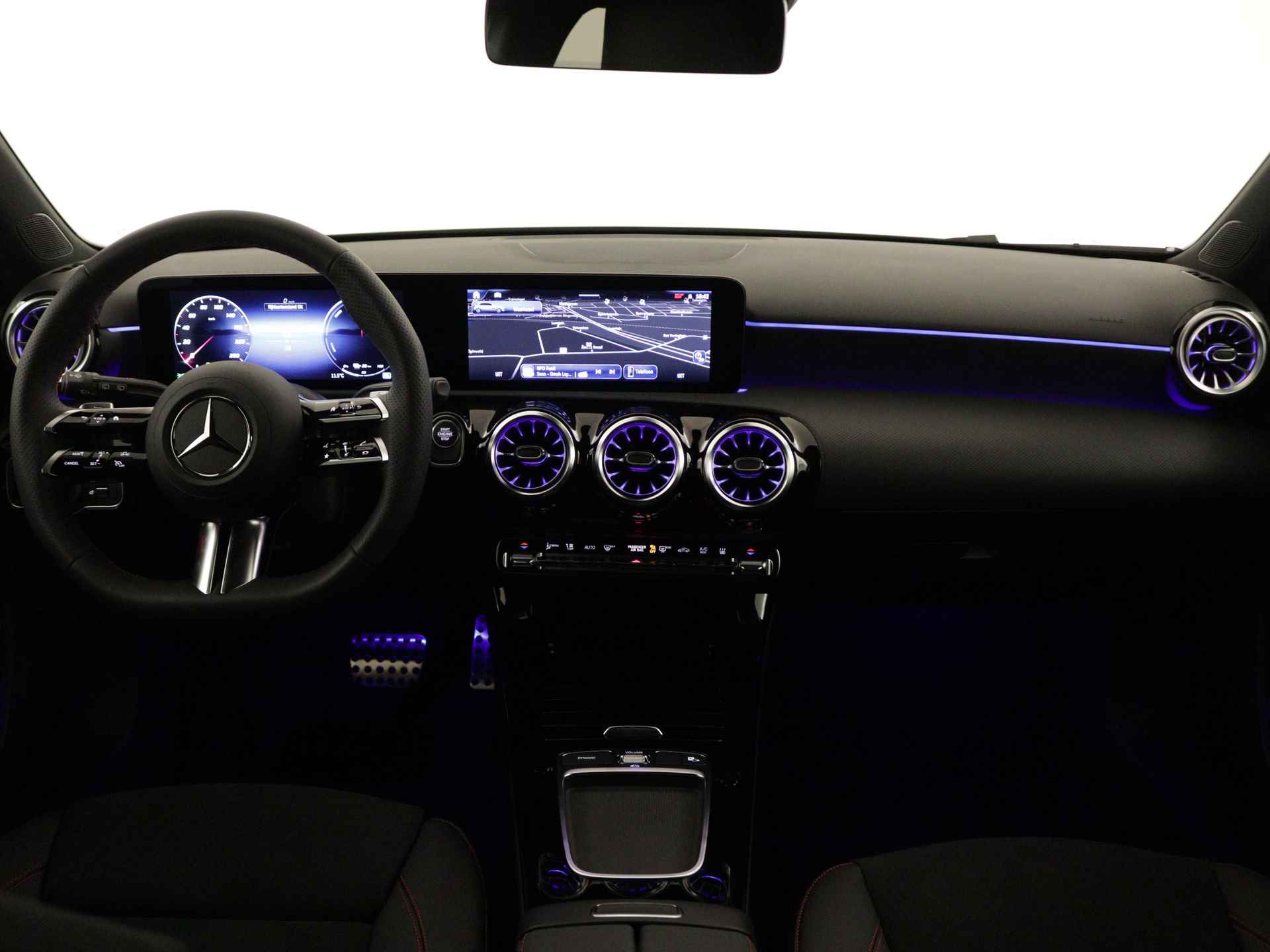 Mercedes-Benz A-Klasse 250 e AMG Line | Nightpakket | Premium Pack | Extra USB-poorten | KEYLESS GO | Dodehoekassistent | Sfeerverlichting | Verwarmde stoelen vooraan | Parkeerpakket met achteruitrijcamera | - 25/39
