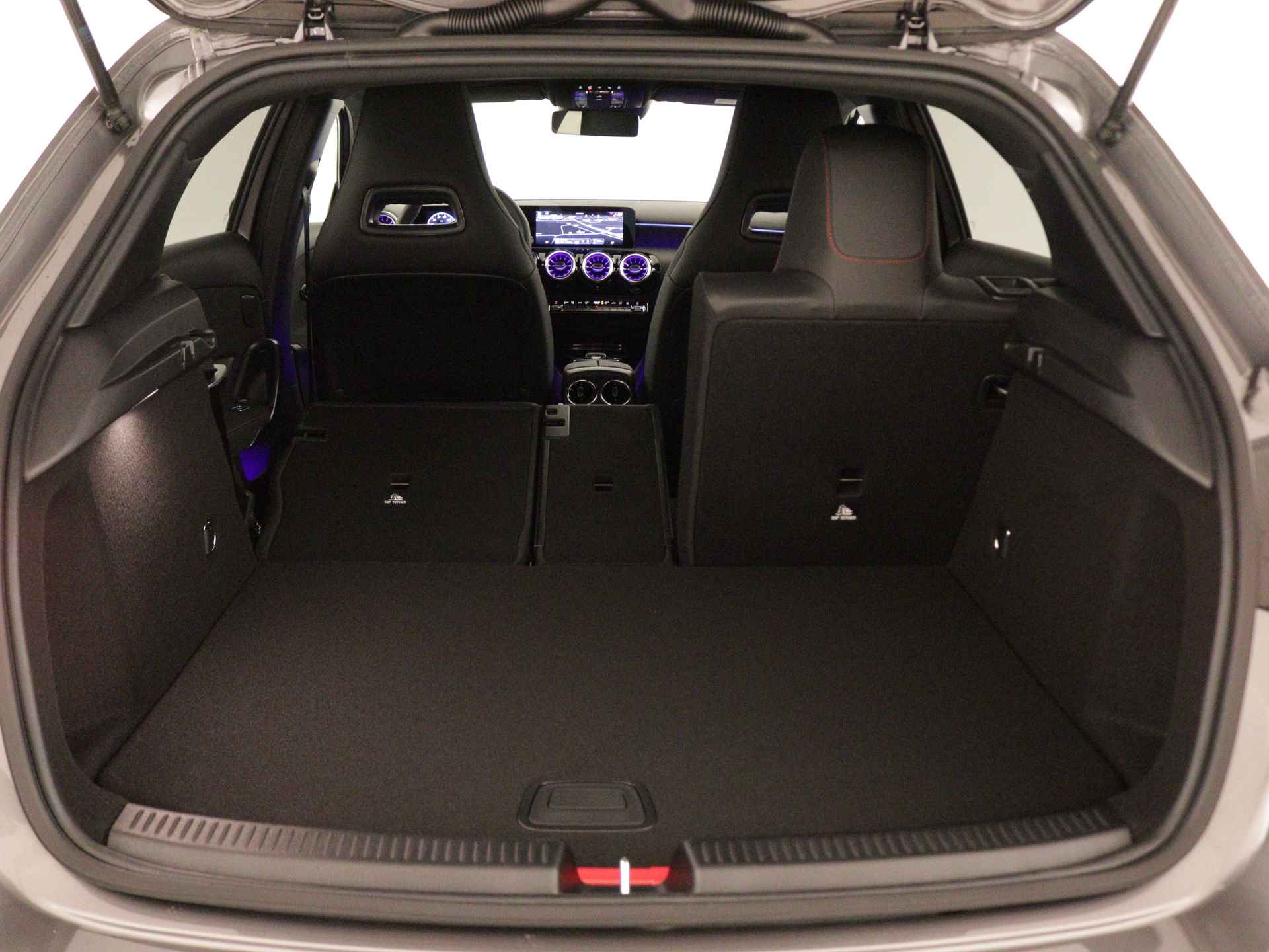 Mercedes-Benz A-Klasse 250 e AMG Line | Nightpakket | Premium Pack | Extra USB-poorten | KEYLESS GO | Dodehoekassistent | Sfeerverlichting | Verwarmde stoelen vooraan | Parkeerpakket met achteruitrijcamera | - 34/39