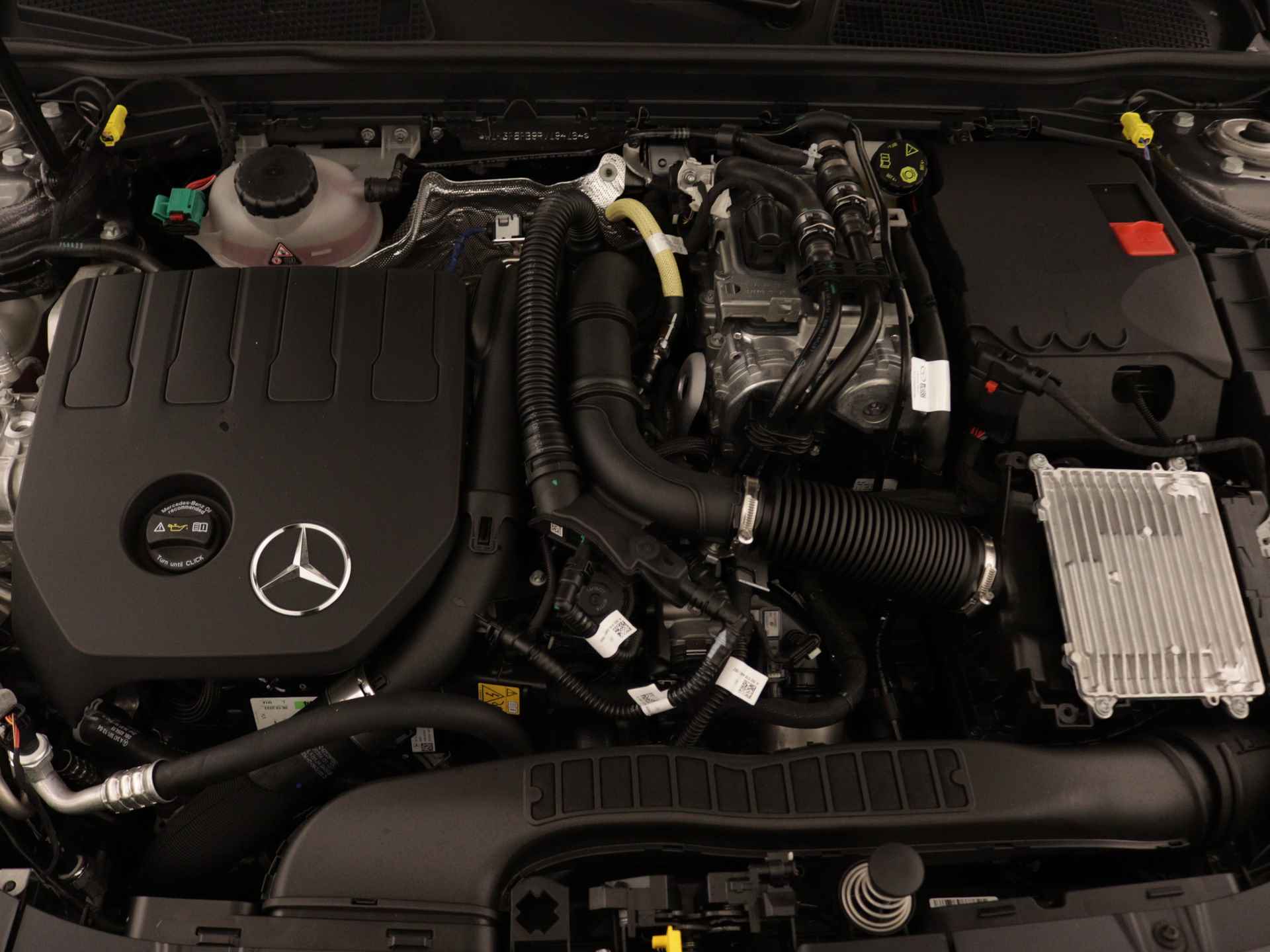 Mercedes-Benz A-Klasse 250 e AMG Line | Nightpakket | Premium Pack | Extra USB-poorten | KEYLESS GO | Dodehoekassistent | Sfeerverlichting | Verwarmde stoelen vooraan | Parkeerpakket met achteruitrijcamera | - 36/39