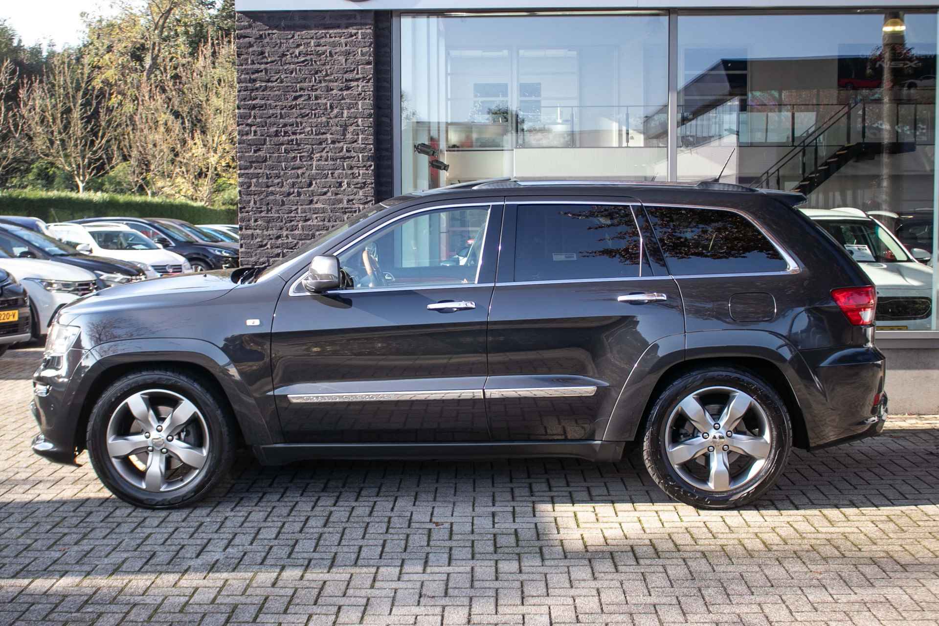 Jeep Grand Cherokee 3.6L V6 Overland SRT-uitgevoerd - All-in rijklrprs | Volledig uitgerust | Orig. NL | Trekhaak - 2/48