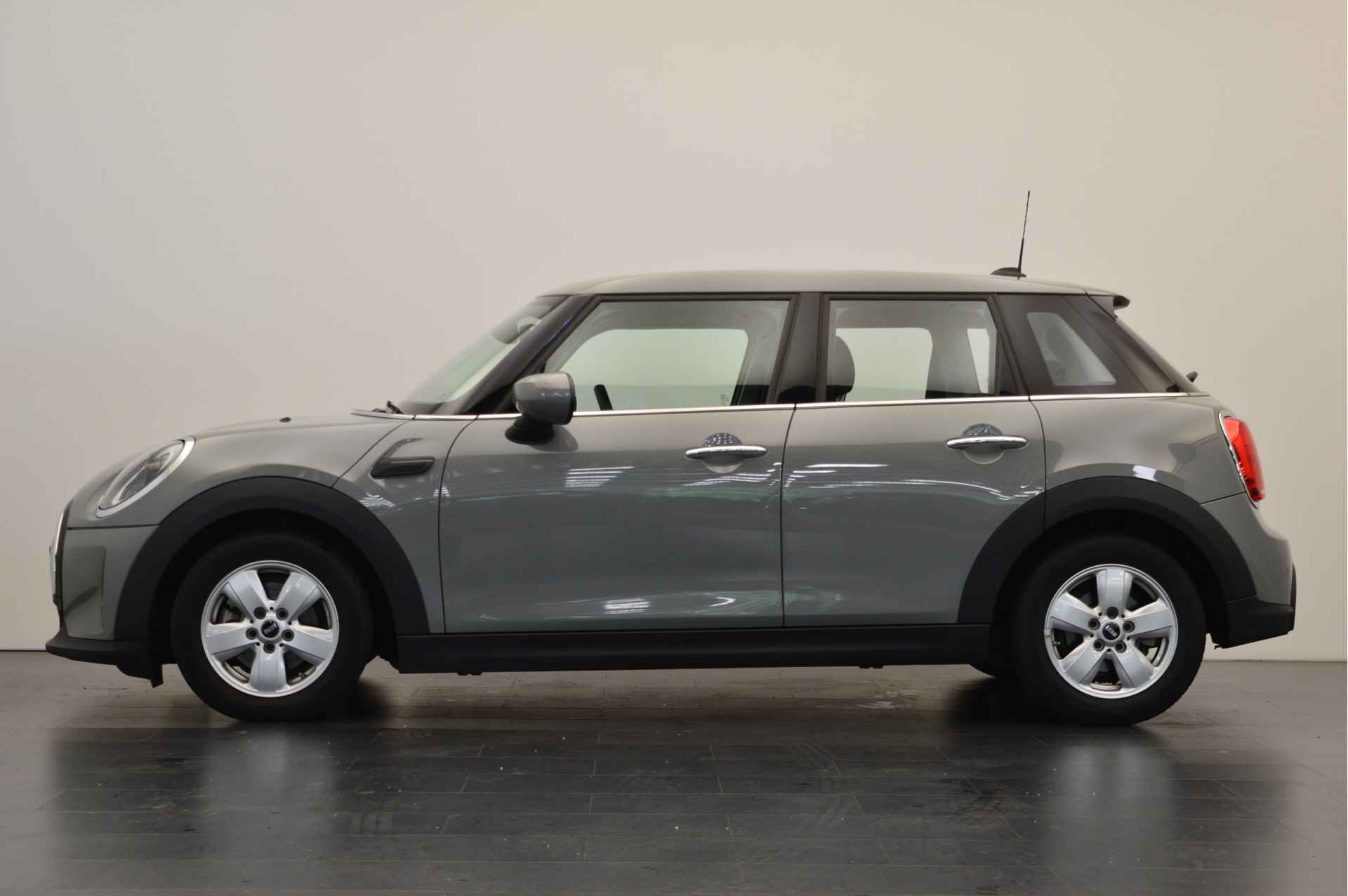 MINI Hatchback Cooper Essential Automaat / Multifunctioneel stuurwiel / LED / PDC achter / Cruise Control / Navigatie / Airconditioning - 3/20