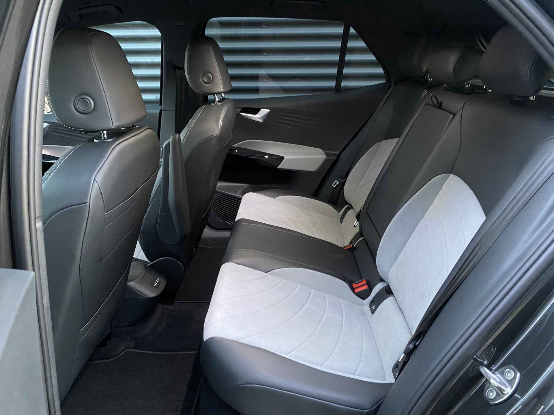 Volkswagen ID.3 Pro Edition Advantage 58 kWh Achteruitrijcamera | Keyless access | Parkeer sensoren Voor + Achter | Voorstoelen verwarmbaar | - 7/31
