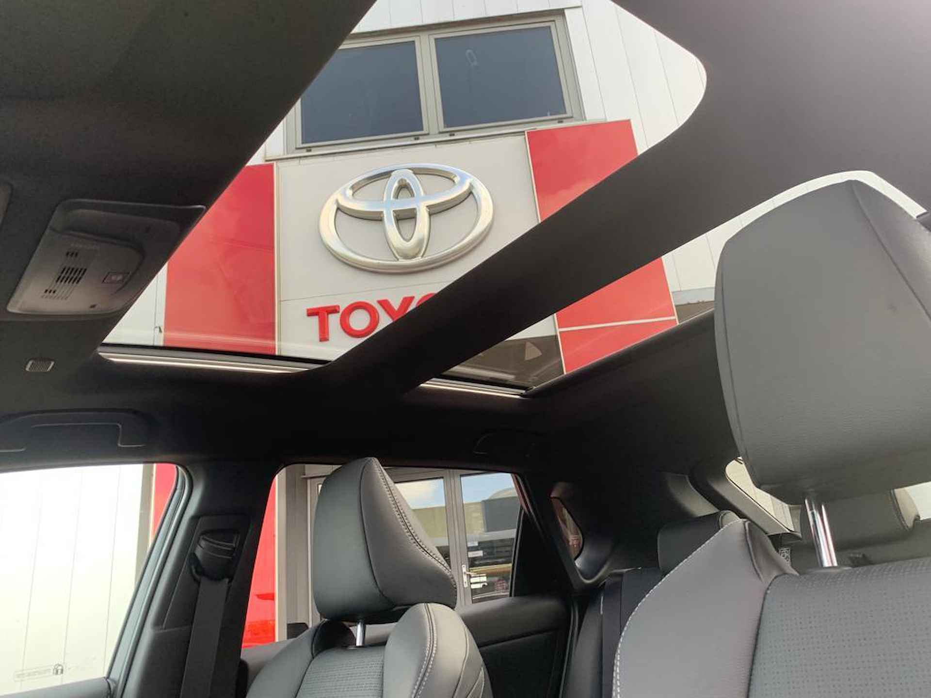 Toyota BZ4X 2WD 71,4kWh Premium Bi-Tone + Panoramisch dak *demo* - 8/27