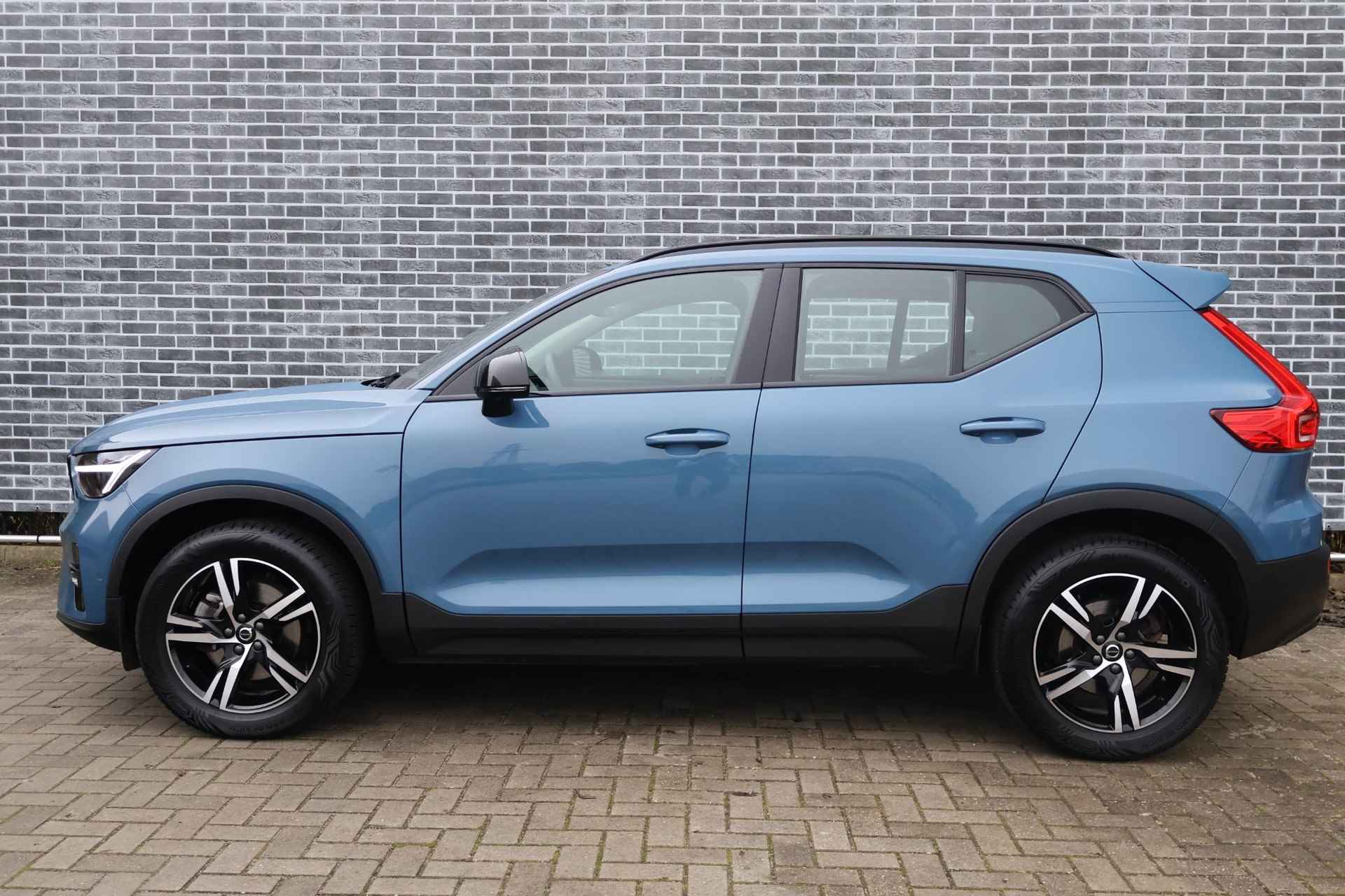 Volvo XC40 2.0 B3 Plus Dark | Trekhaak | Adaptive Cruise Control | Harman/Kardon audio | Elektrische stoelverstelling | Stoel- en stuurverwarming | Verwarmde Voorruit | - 3/20