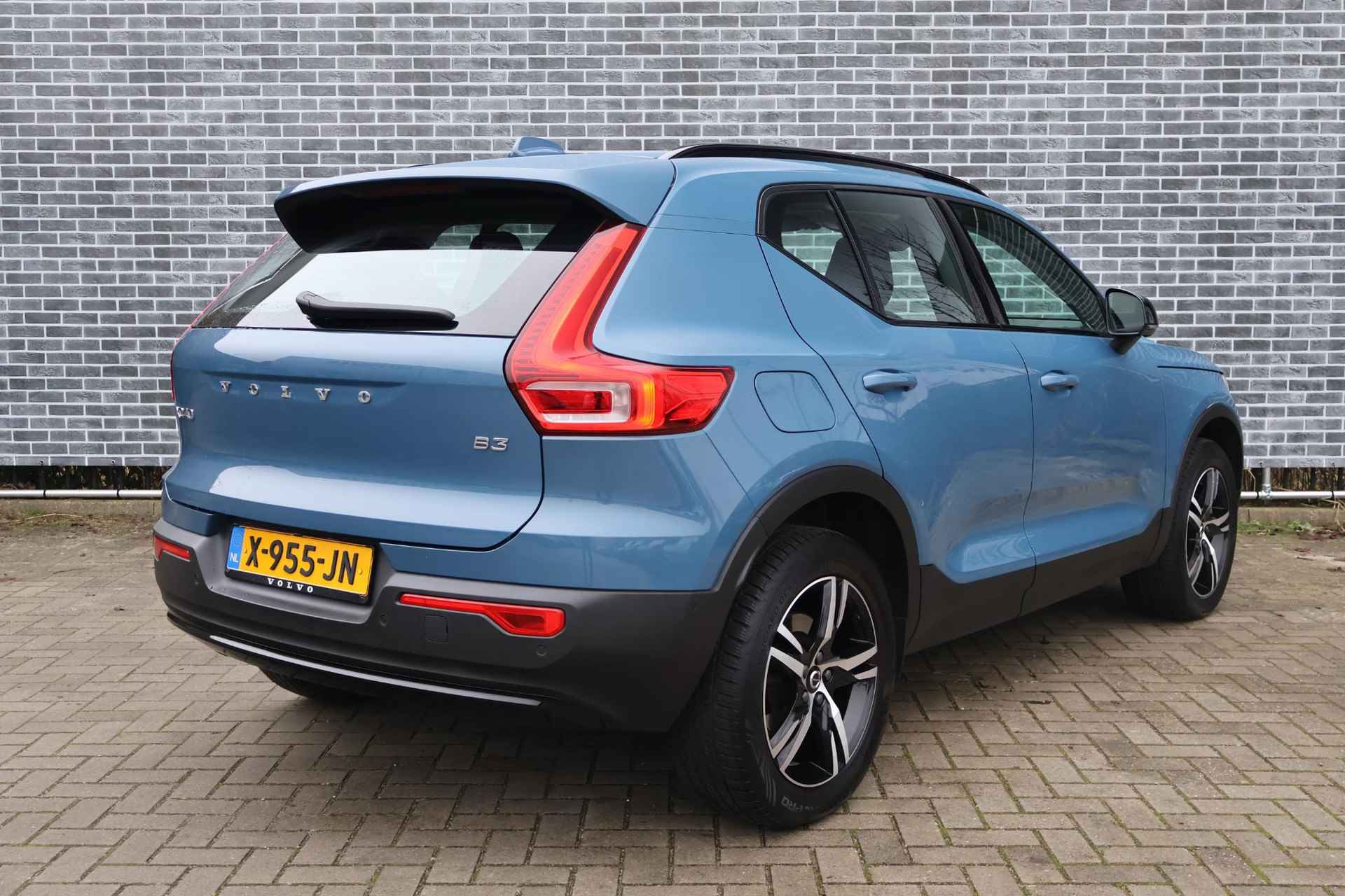 Volvo XC40 2.0 B3 Plus Dark | Trekhaak | Adaptive Cruise Control | Harman/Kardon audio | Elektrische stoelverstelling | Stoel- en stuurverwarming | Verwarmde Voorruit | - 4/20