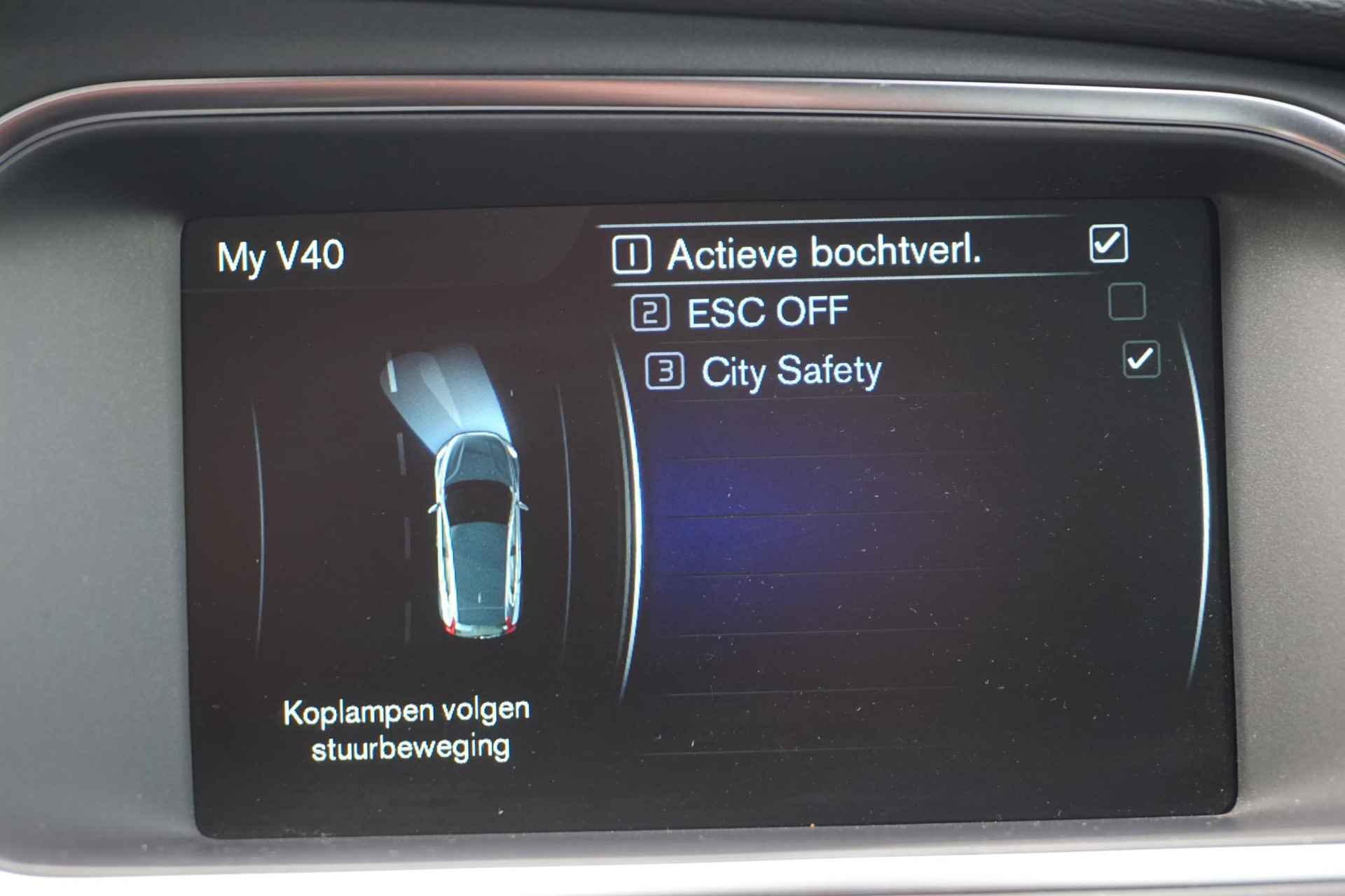Volvo V40 1.5 T2 R-Design 120PK! | Bi-Xenon | Cruise control | Climate | verwarmde voorstoelen | stand kachel | High performance audio | verwarmde voorruit | - 17/32