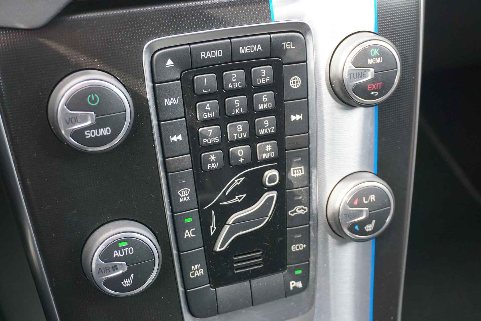 Volvo V40 1.5 T2 R-Design 120PK! | Bi-Xenon | Cruise control | Climate | verwarmde voorstoelen | stand kachel | High performance audio | verwarmde voorruit | - 23/32