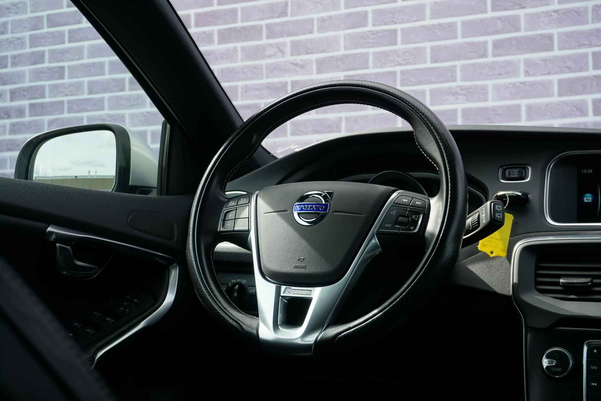 Volvo V40 1.5 T2 R-Design 120PK! | Bi-Xenon | Cruise control | Climate | verwarmde voorstoelen | stand kachel | High performance audio | verwarmde voorruit | - 27/32