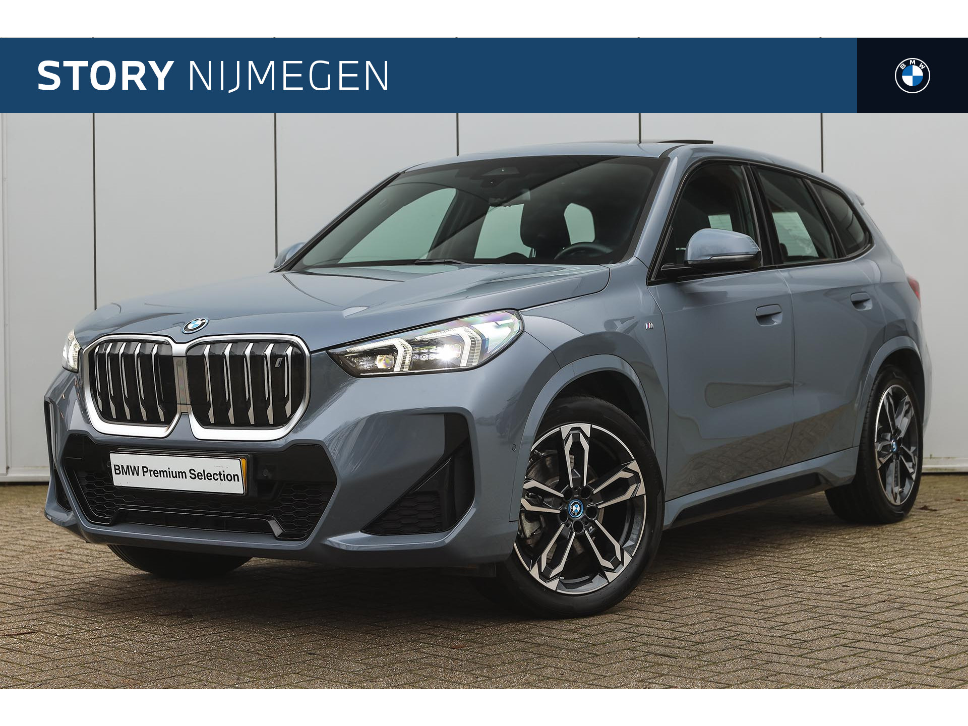 BMW iX1 xDrive30 M Sport / Panoramadak / Adaptieve LED / Adaptief M Onderstel / Comfort Access / Stuurverwarming / Parking Assistant