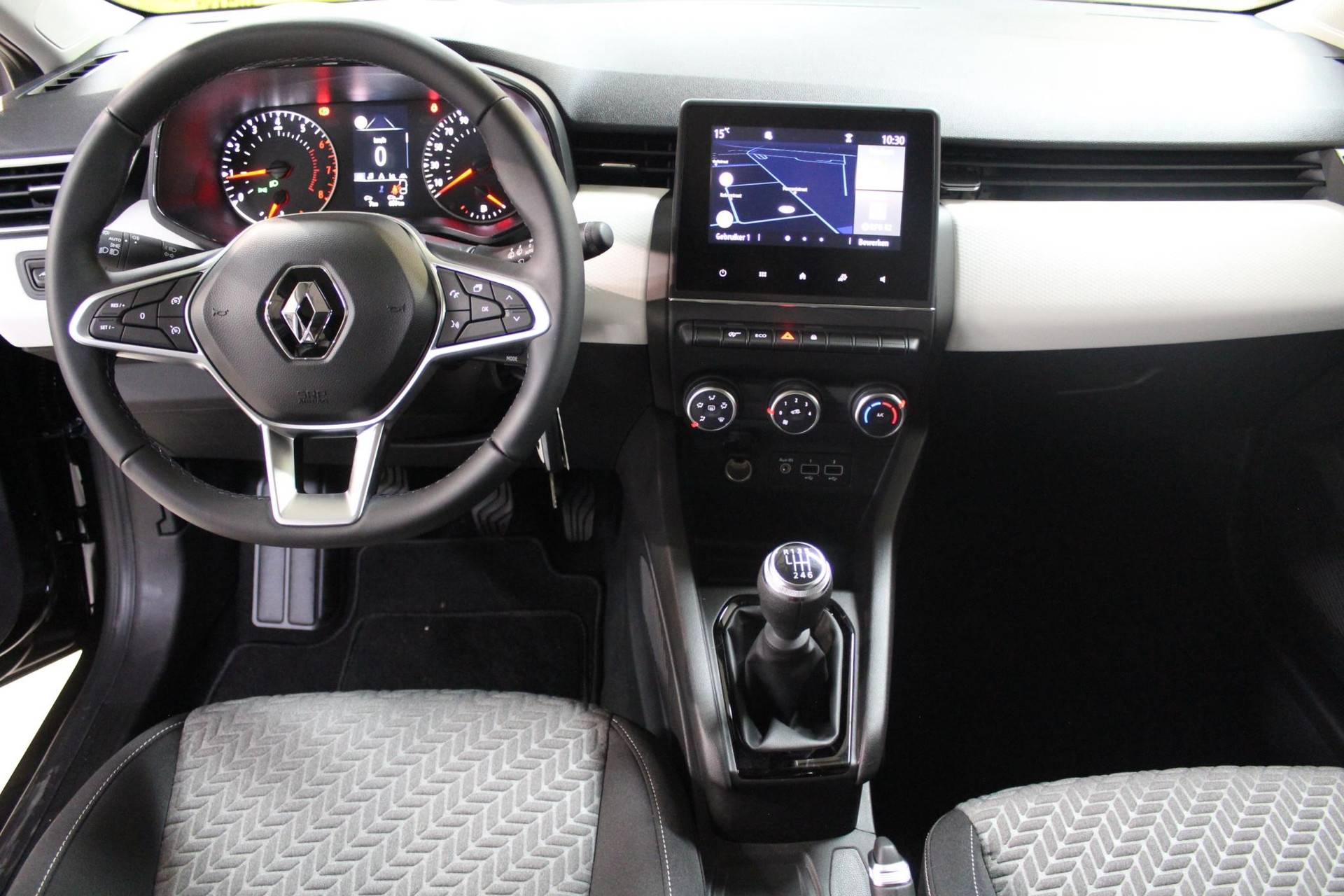 Renault Clio 1.0 TCe 90 Techno / Rondomzichtcamera / Apple Car Play & Android Auto / Armsteun voor / Parkeersensoren voor + achter / Metaalkleur / Cruise control / DAB / Automatische airco / Keyless / Kunstlederen - stof bekleding / LED / Navigatiesysteem - 2/41