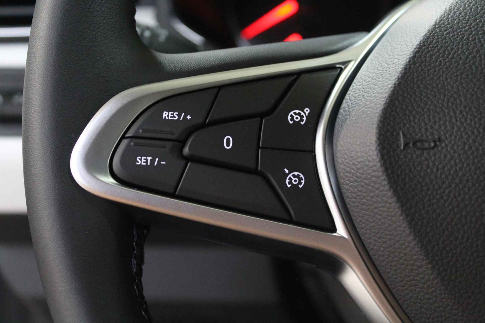 Renault Clio 1.0 TCe 90 Techno / Rondomzichtcamera / Apple Car Play & Android Auto / Armsteun voor / Parkeersensoren voor + achter / Metaalkleur / Cruise control / DAB / Automatische airco / Keyless / Kunstlederen - stof bekleding / LED / Navigatiesysteem - 9/41