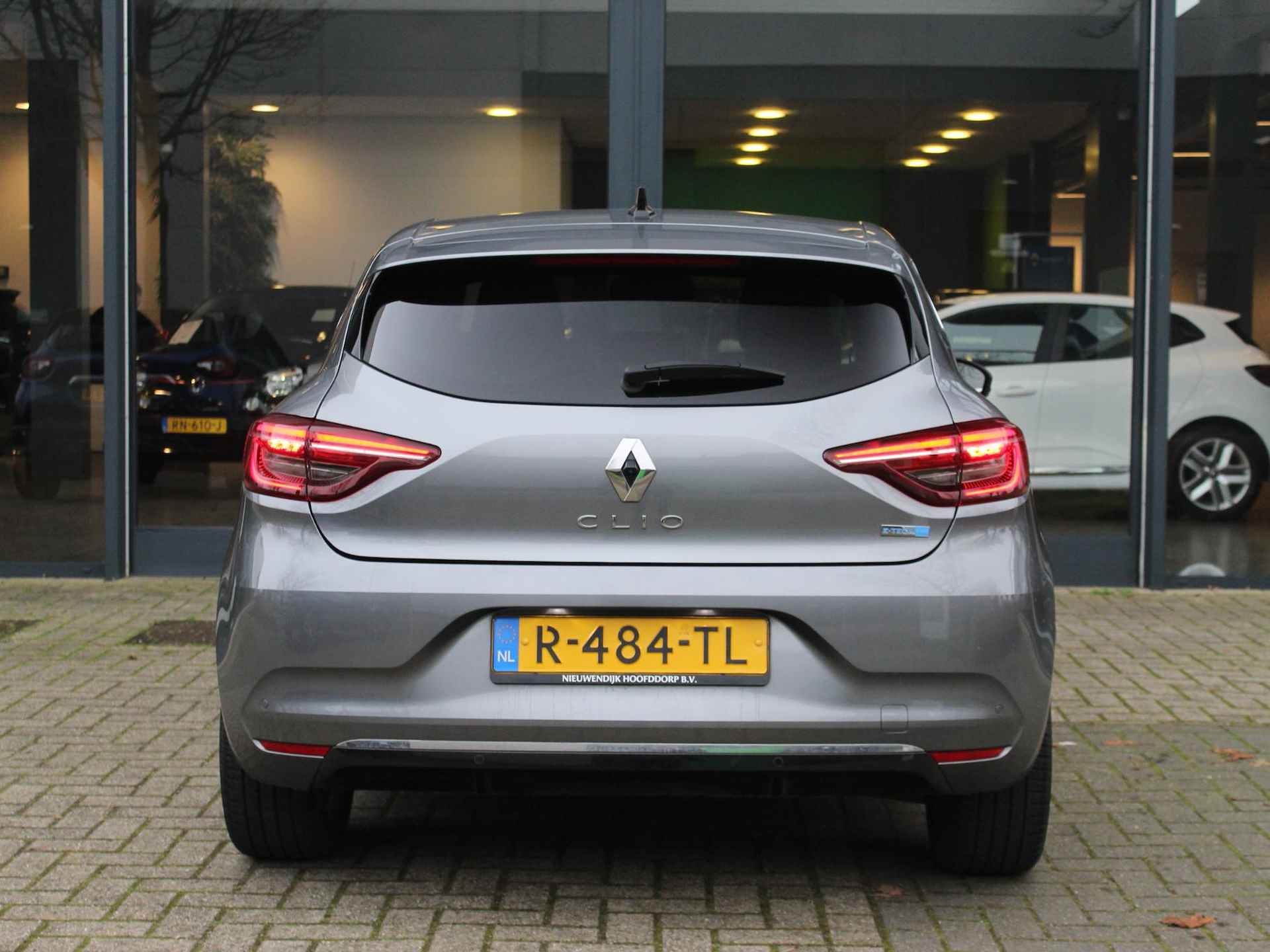 Renault Clio 1.6 E-Tech Hybrid 145 Techno / 1E EIGENAAR / DEALER OND. / CAMERA / 9,3'' NAVI / 10,25'' DASHBOARD / ALL-SEASON / CLIMATE / CRUISE / PRIVACY GLASS / CARPLAY / 17'' - 14/49