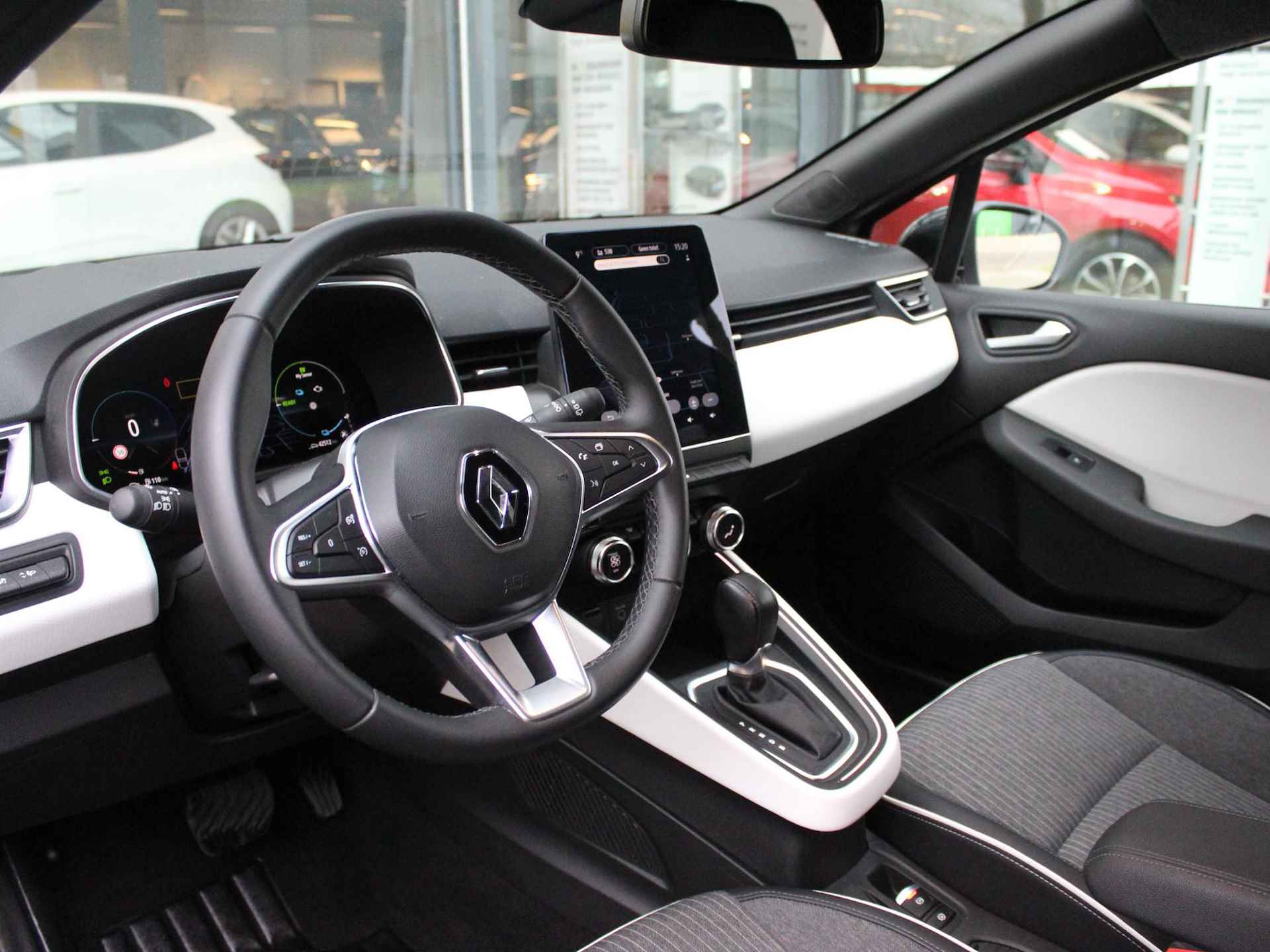 Renault Clio 1.6 E-Tech Hybrid 145 Techno / 1E EIGENAAR / DEALER OND. / CAMERA / 9,3'' NAVI / 10,25'' DASHBOARD / ALL-SEASON / CLIMATE / CRUISE / PRIVACY GLASS / CARPLAY / 17'' - 17/49