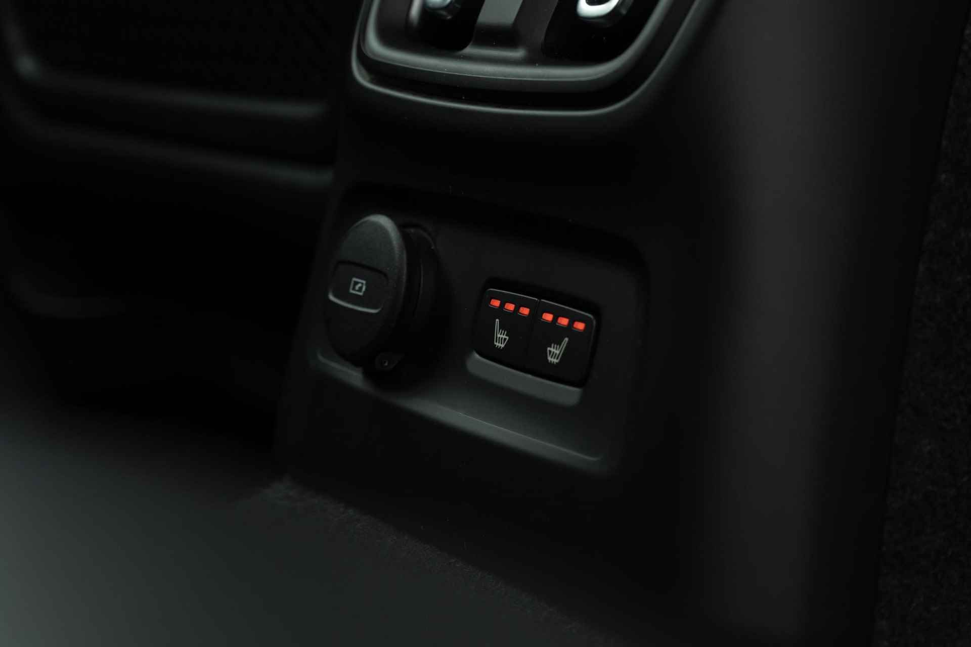 Volvo XC40 T4 Recharge Plus Dark | Navi | Adaptieve Cruise | Camera | Stoel-/Stuurverwarming | Keyless | Lederen Bekleding | Elek. Stoelen | Memory | Elek. Achterklep | Volvo On Call | 18" LM - 10/20