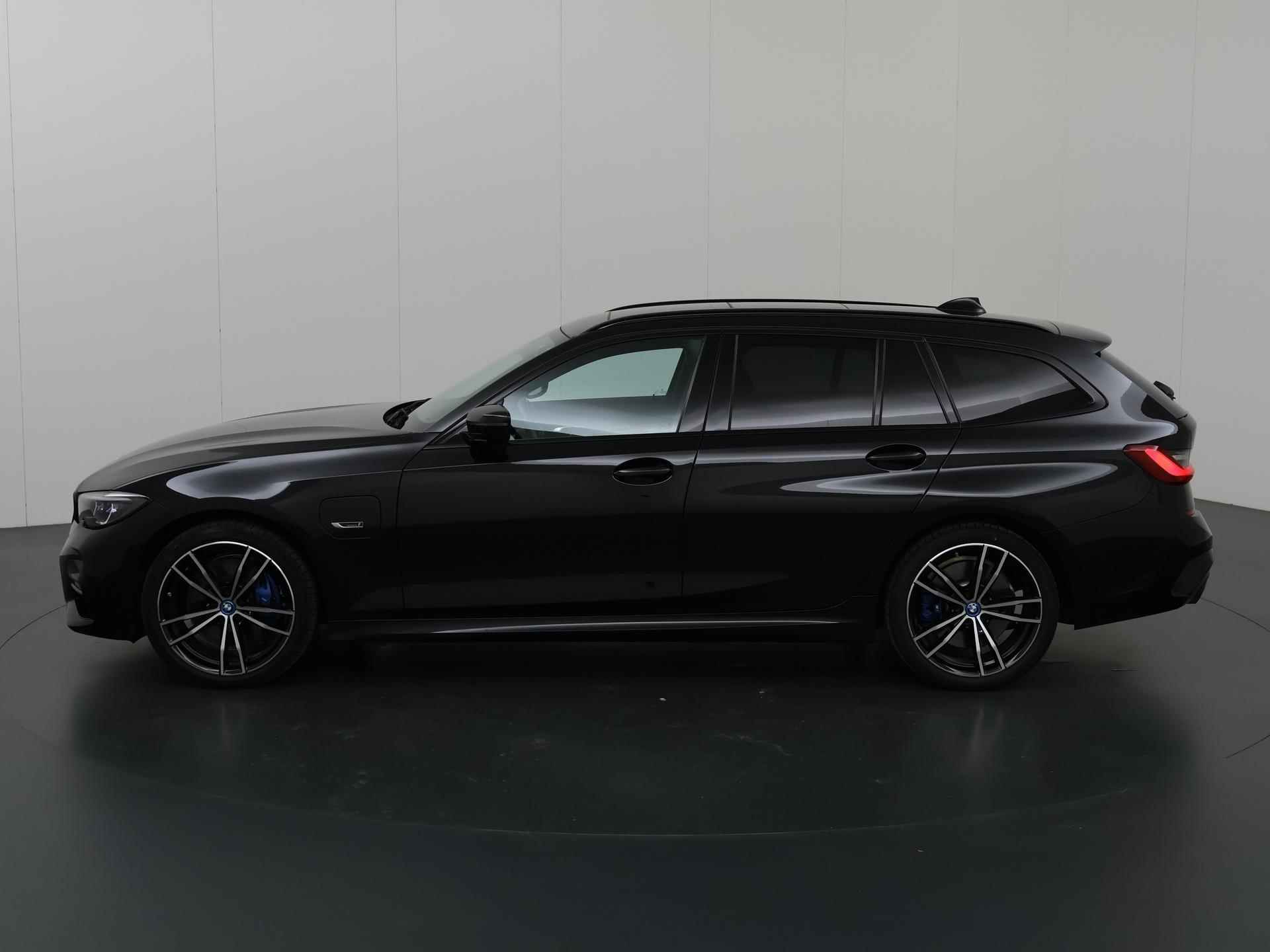 BMW 3-serie Touring 330e High Executive | M-Sport | LED | Panoramadak | ShadowLine | Sportstoelen | Standkachel | HUD | Ele. verstelbare stoelen + Geheugen | Camera | Apple CarPlay/Android Auto | Stoelverwarming | Adaptief Onderstel | - 6/44