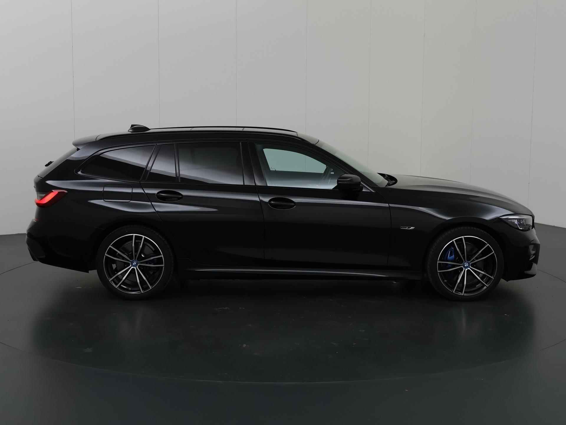 BMW 3-serie Touring 330e High Executive | M-Sport | LED | Panoramadak | ShadowLine | Sportstoelen | Standkachel | HUD | Ele. verstelbare stoelen + Geheugen | Camera | Apple CarPlay/Android Auto | Stoelverwarming | Adaptief Onderstel | - 7/44