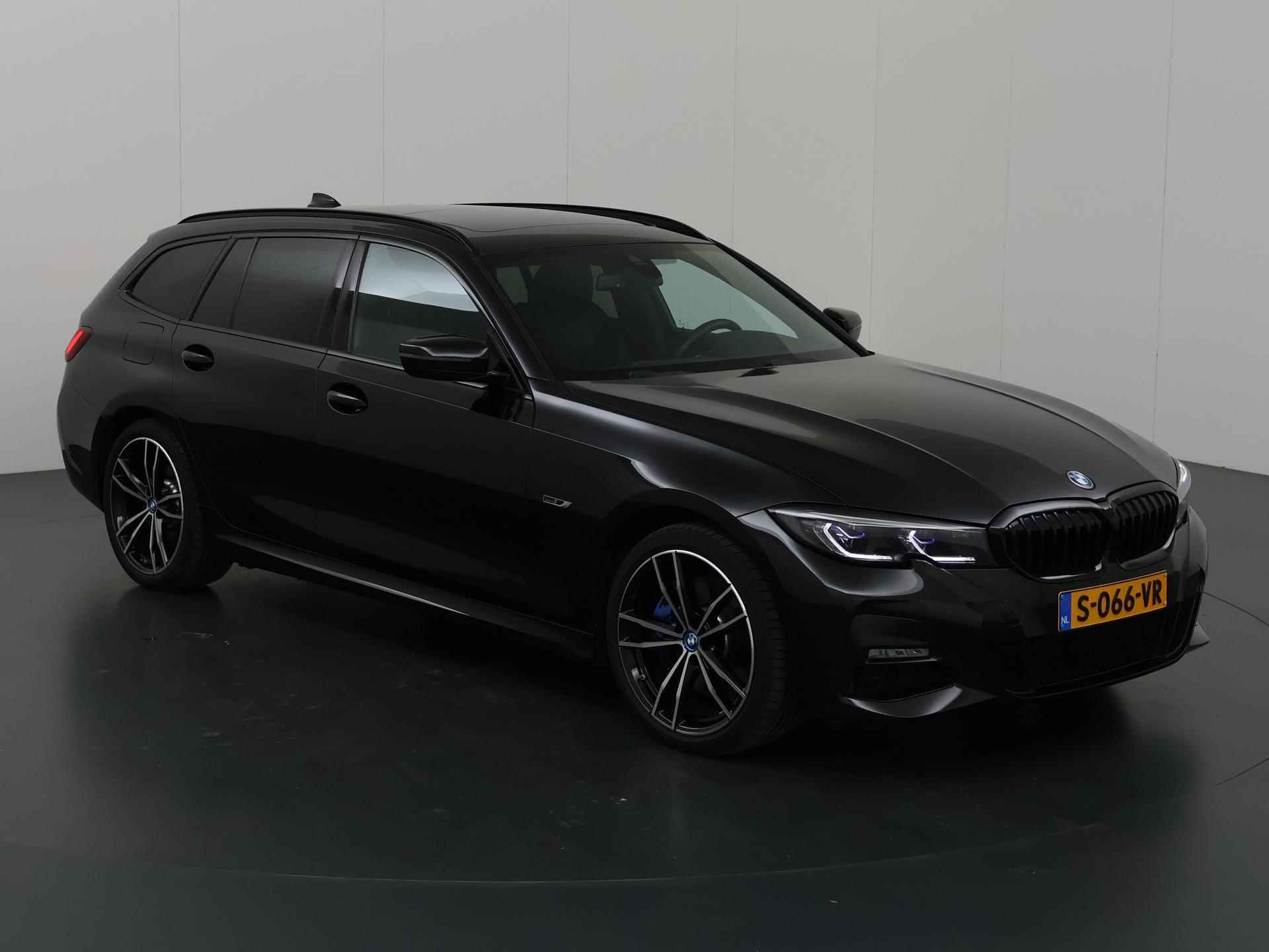 BMW 3-serie Touring 330e High Executive | M-Sport | LED | Panoramadak | ShadowLine | Sportstoelen | Standkachel | HUD | Ele. verstelbare stoelen + Geheugen | Camera | Apple CarPlay/Android Auto | Stoelverwarming | Adaptief Onderstel | - 24/44