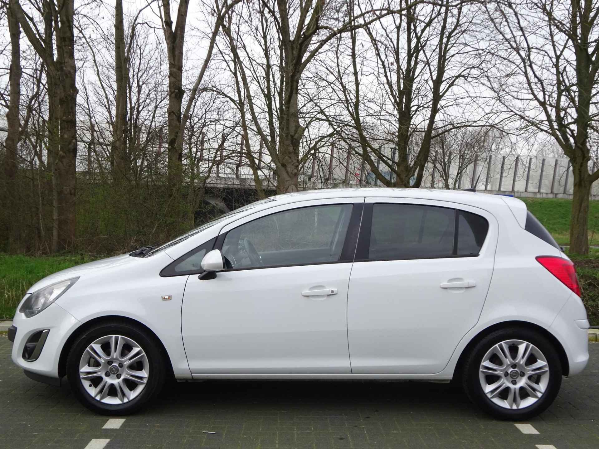 Opel Corsa 1.4 100 pk BlitZ+ |STOEL- EN STUURVERWARMING|NAVIGATIE|BLUETOOTH|PARKEERSENSOREN|ISOFIX|AUDIO STREAMING| - 6/43
