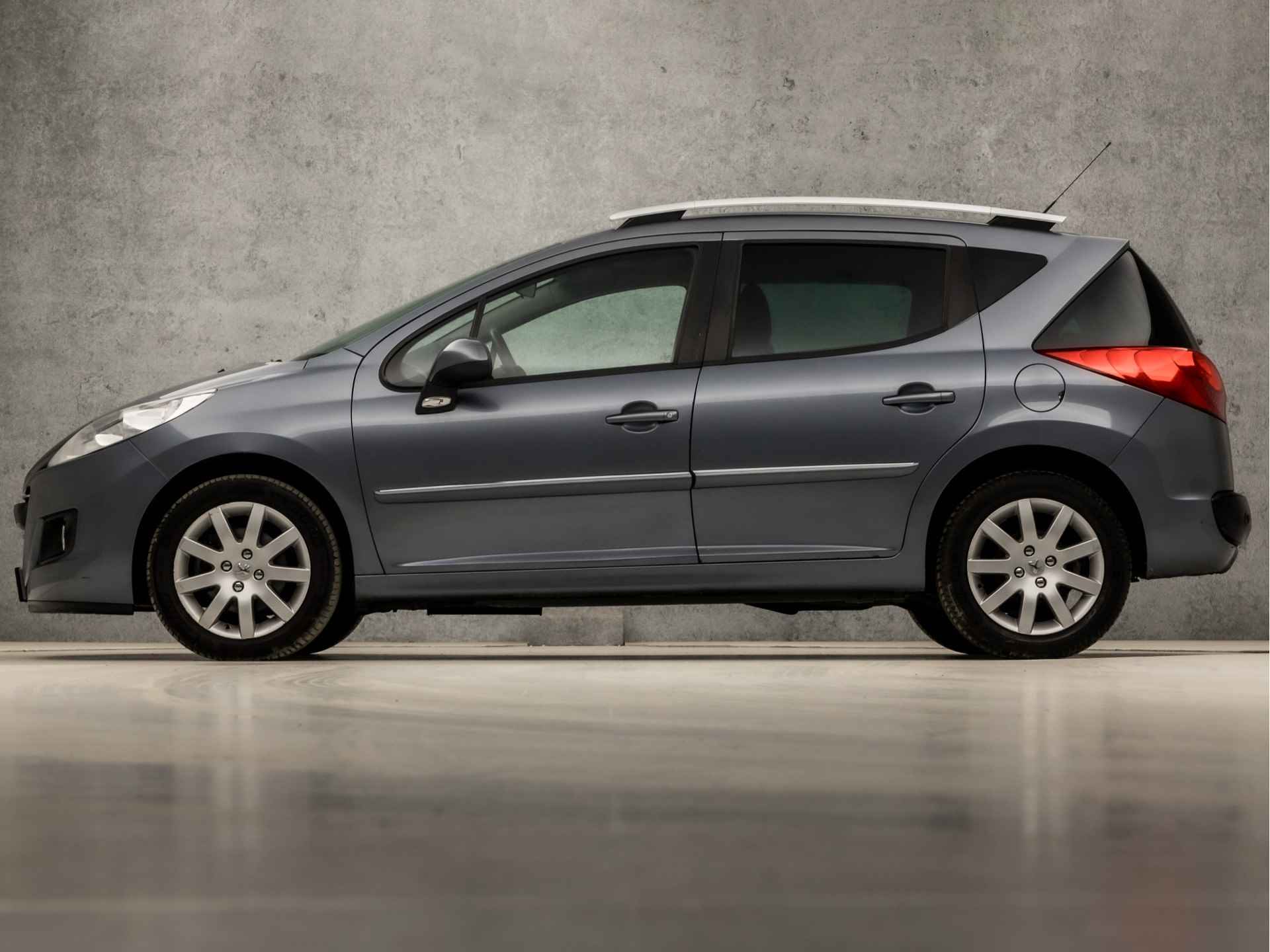 Peugeot 207 SW 1.6 VTi Sportium (RADIO, AIRCO, CRUISE, SPORTSTOELEN, ELEK PAKKET, GETINT GLAS, LM VELGEN, PARKEERSENSOREN, NIEUWE APK, NIEUWSTAAT) - 2/28