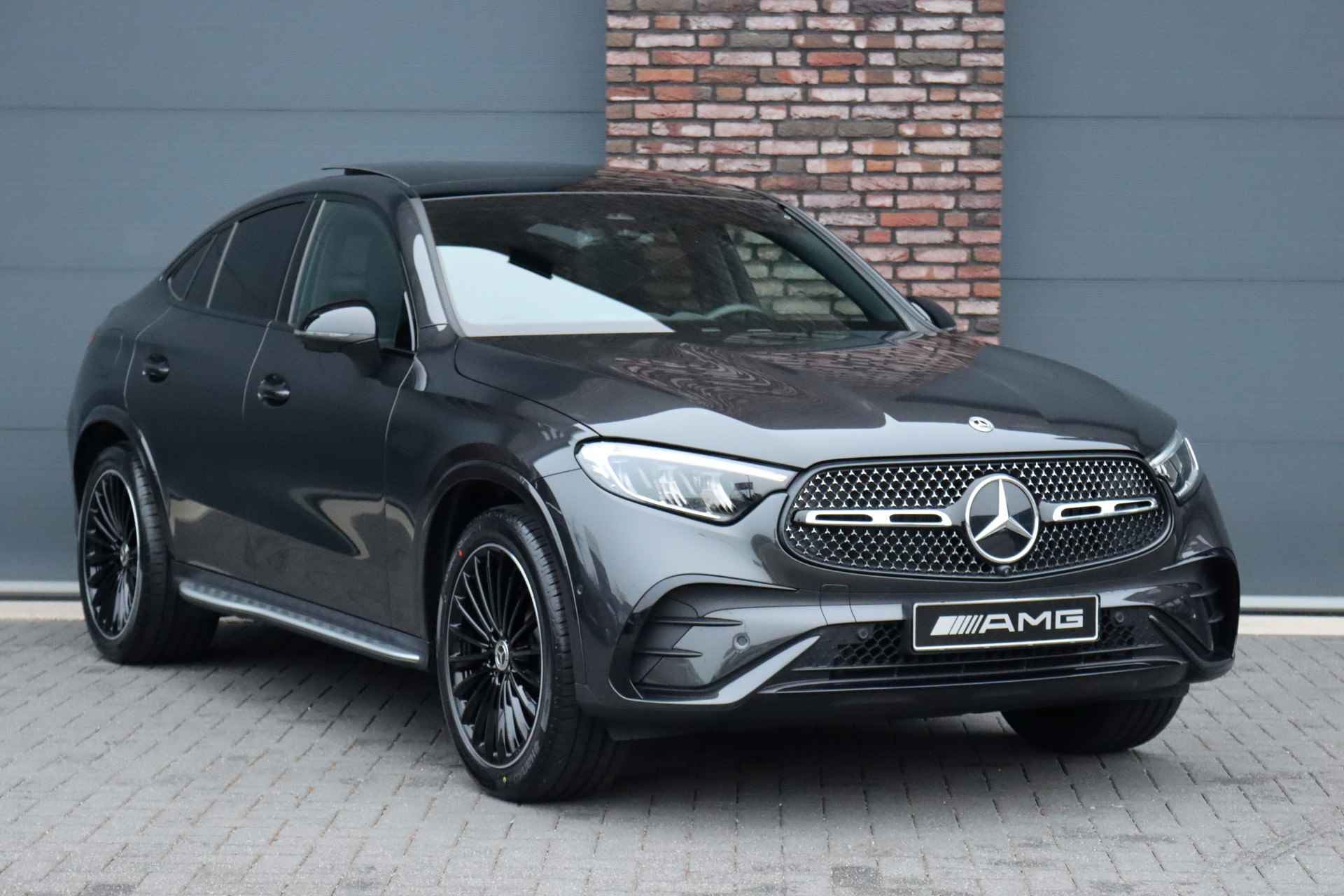 Mercedes-Benz GLC Coupé 300 4MATIC AMG Line Aut9 | Panoramadak | Distronic Pro | Trekhaak | Verwarmd Stuurwiel | Surround Camera | Memory | Nightpakket | Sfeerverlichting | - 4/42