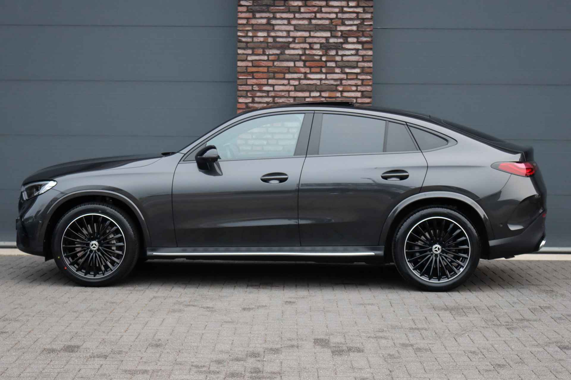 Mercedes-Benz GLC Coupé 300 4MATIC AMG Line Aut9 | Panoramadak | Distronic Pro | Trekhaak | Verwarmd Stuurwiel | Surround Camera | Memory | Nightpakket | Sfeerverlichting | - 10/42