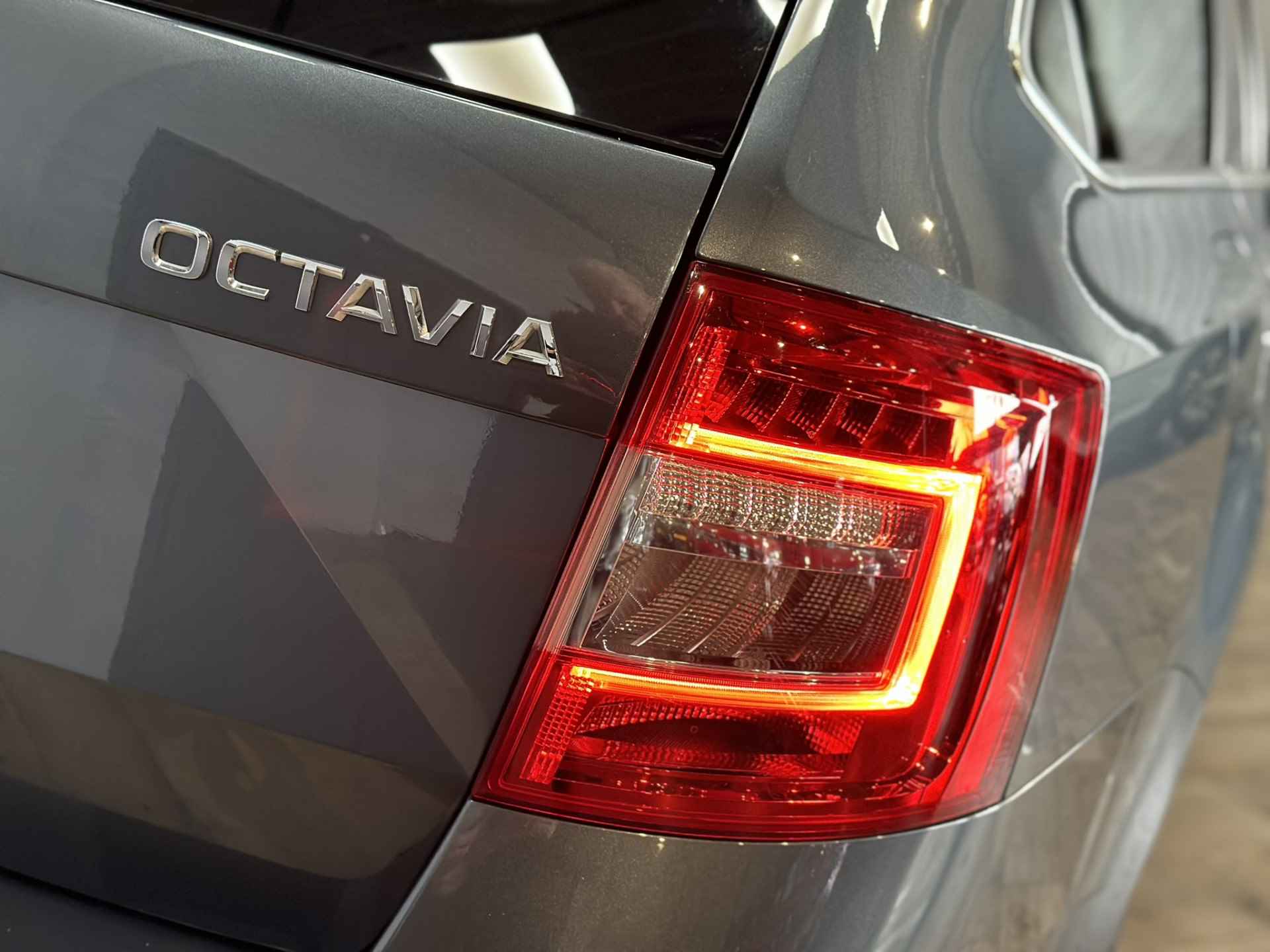 Škoda Octavia Combi 1.5 TSI Greentech Business Edition Virtual | LED | Adaptive cruise | Panorama | Navigatie | Apple Carplay Android Auto | Isofix | NAP | - 12/39