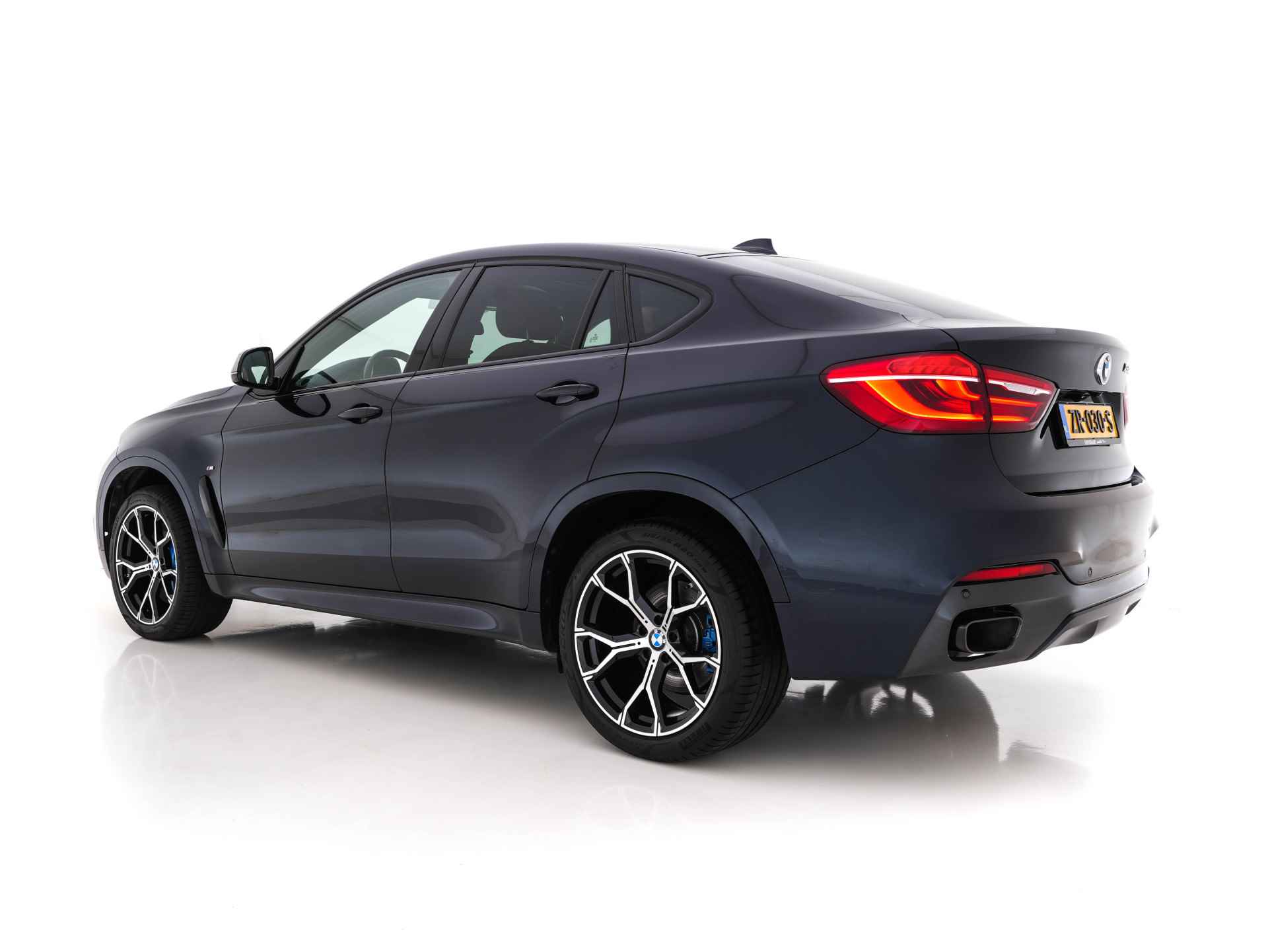 BMW X6 M50d M-Sport-Pack Innovation-Pack Aut. *PANO | HEAD-UP | DAKOTA-FULL-LEATHER | FULL-LED | HARMAN/KARDON-SURROUND | MEMORY-PACK | SURROUND-VIEW | NAVI-FULLMAP | SHIFT-PADDLES | ECC | PDC | CRUISE | SPORT-SEATS | 20''ALU* - 4/44