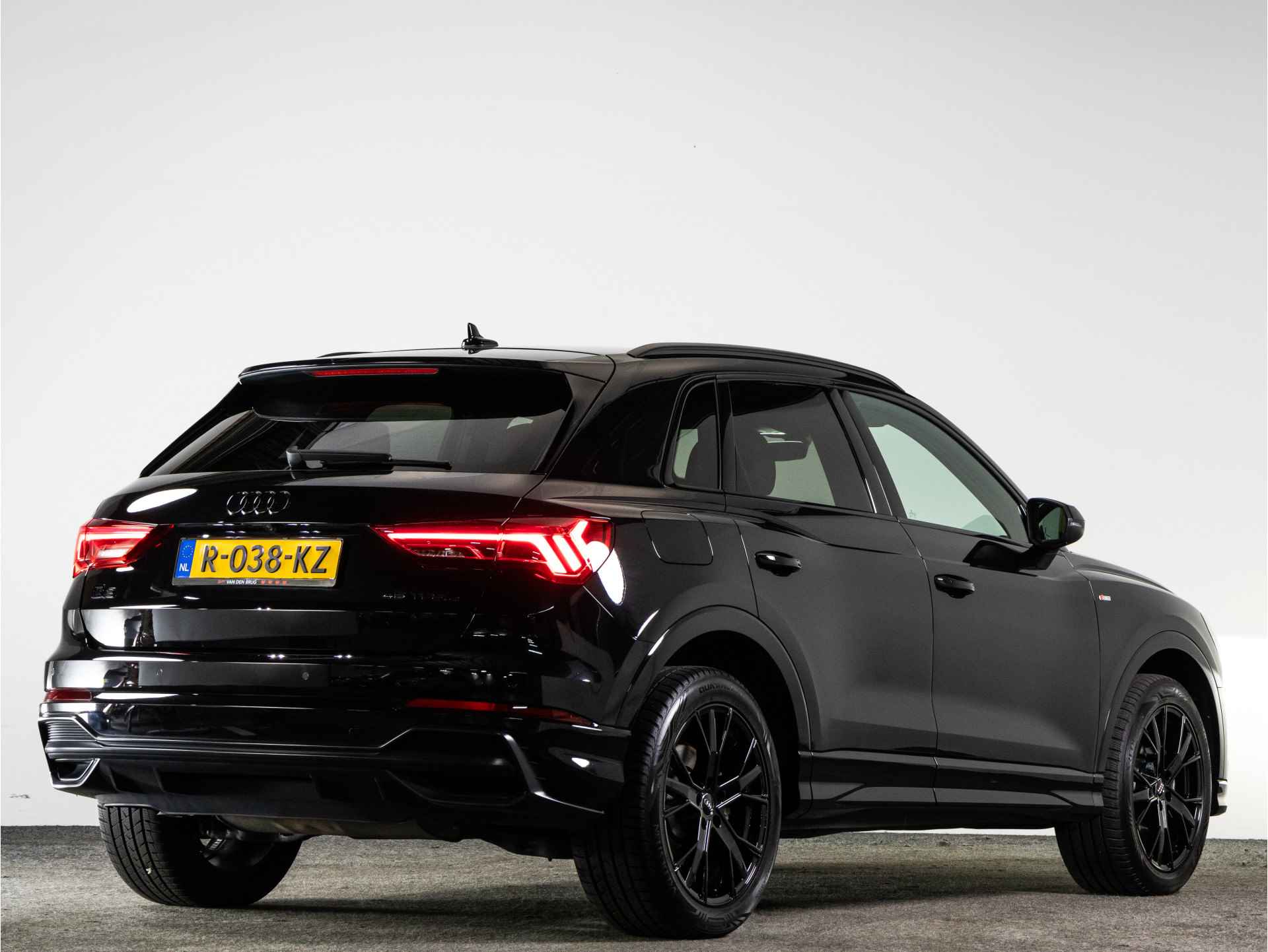 Audi Q3 S-Line 45 TFSI e 245 PK AUTOMAAT | Black Edition | LED | Sonos | Achteruitrijcamera | Keyless | Cruise Control | - 2/45