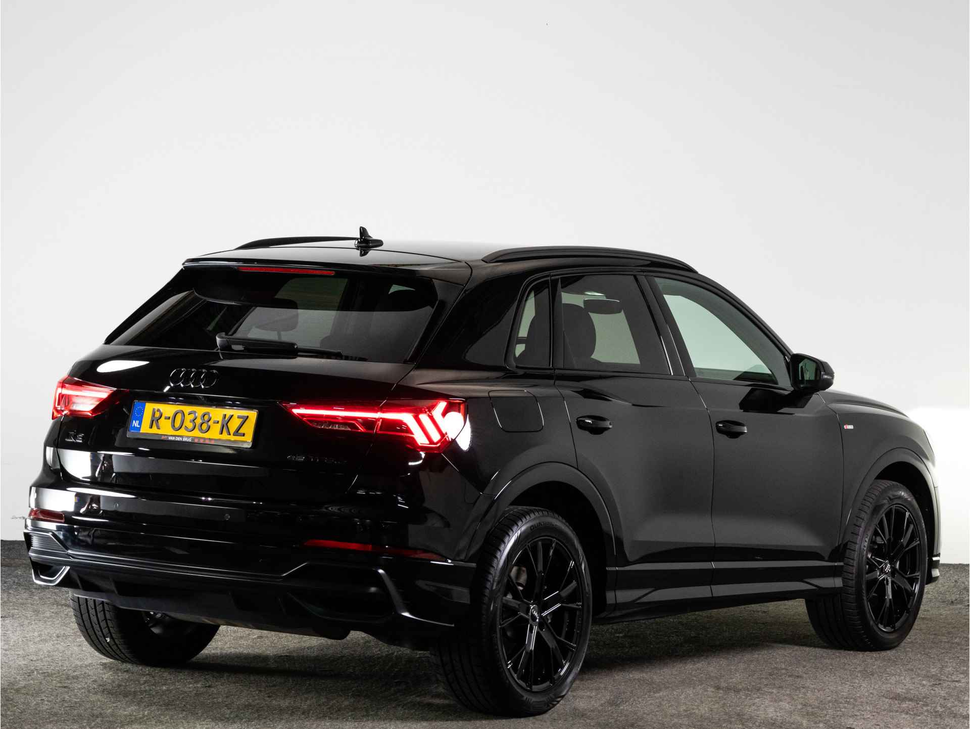 Audi Q3 S-Line 45 TFSI e 245 PK AUTOMAAT | Black Edition | LED | Sonos | Achteruitrijcamera | Keyless | Cruise Control | - 4/45