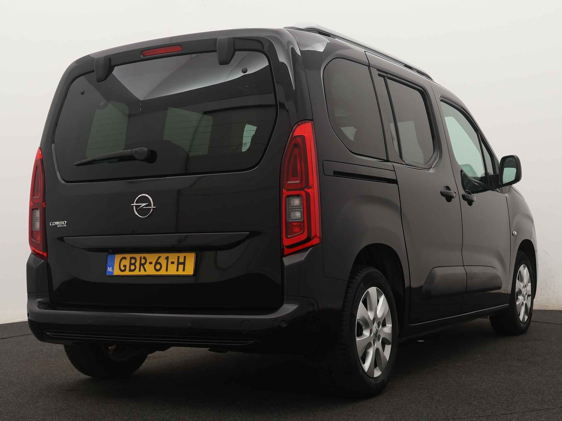 Opel Combo Tour 1.2 Turbo L1H1 Edition Ingepland voor nieuwe bodemverlaging t.b.v. rolstoelvervoer (Prijs incl. bodemverlaging) - 3/40