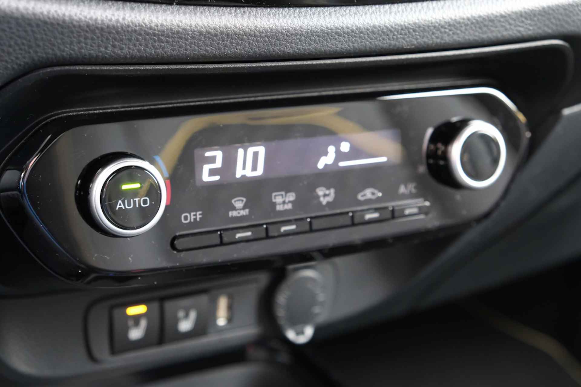 Toyota Aygo X 1.0 VVT-i S-CVT Premium Automaat | Draadloos Apple CarPlay / And - 27/40