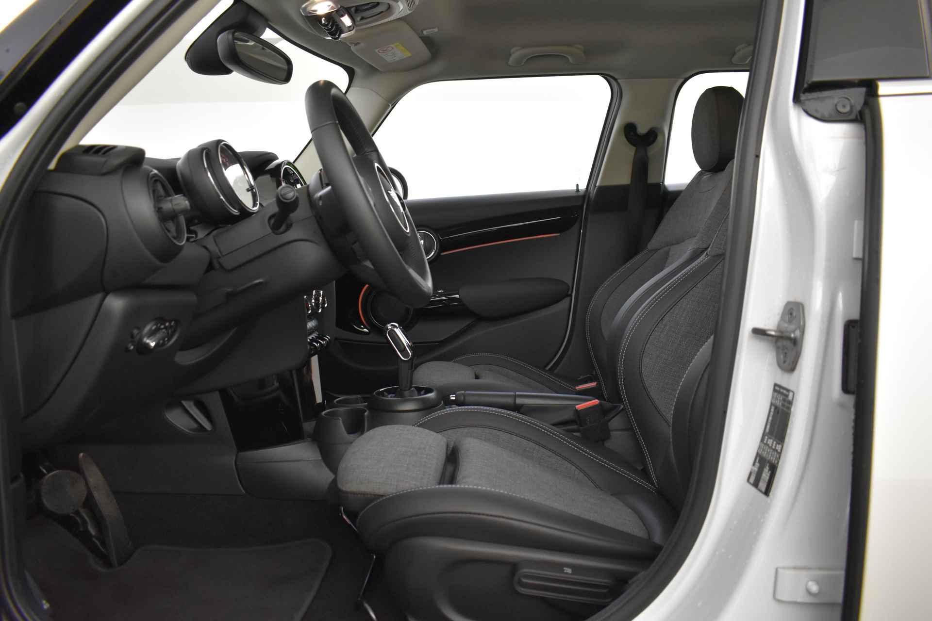 MINI Hatchback Cooper Classic Automaat / Sportstoelen / Cruise Control / LED / PDC achter / Navigatie / Airconditioning / Multifunctioneel stuurwiel - 5/44
