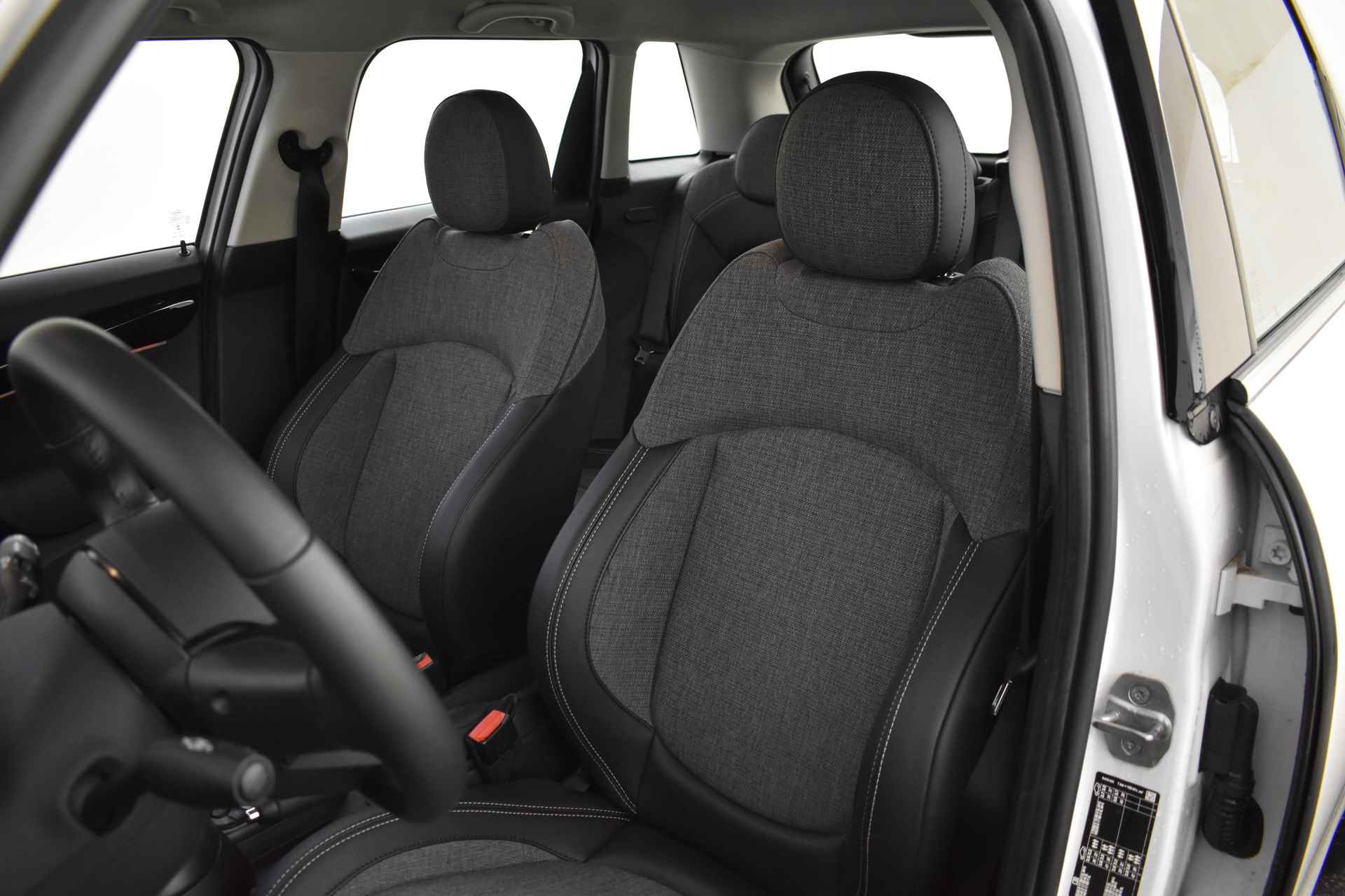 MINI Hatchback Cooper Classic Automaat / Sportstoelen / Cruise Control / LED / PDC achter / Navigatie / Airconditioning / Multifunctioneel stuurwiel - 6/44