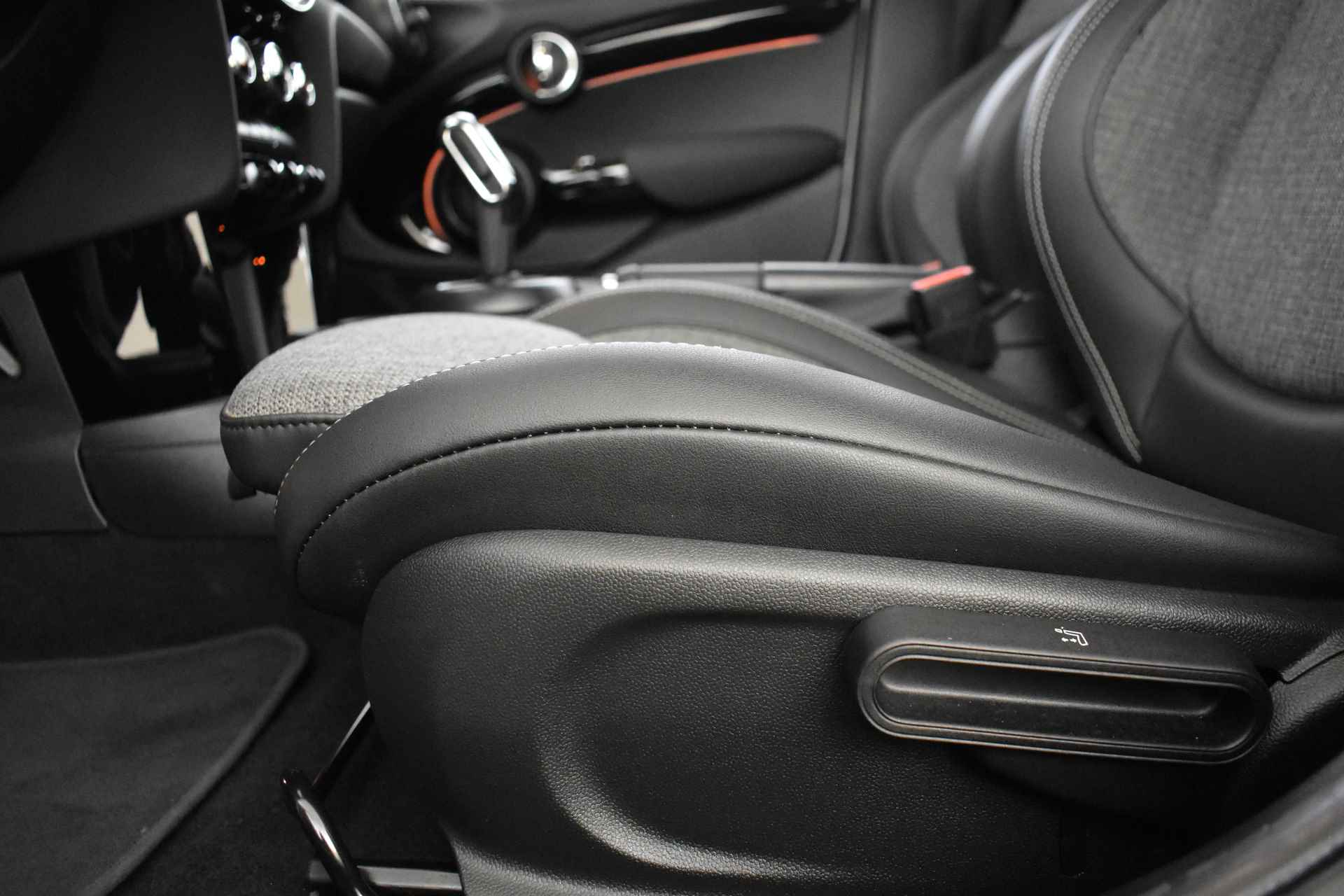 MINI Hatchback Cooper Classic Automaat / Sportstoelen / Cruise Control / LED / PDC achter / Navigatie / Airconditioning / Multifunctioneel stuurwiel - 8/44