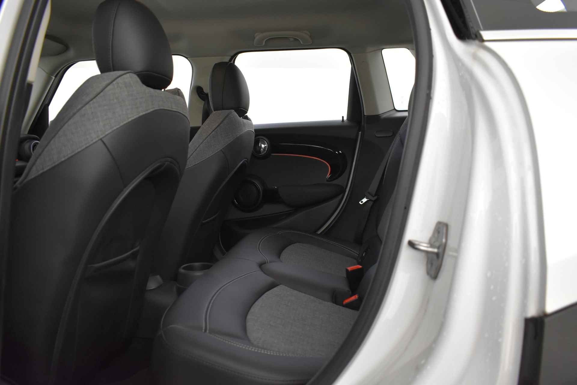 MINI Hatchback Cooper Classic Automaat / Sportstoelen / Cruise Control / LED / PDC achter / Navigatie / Airconditioning / Multifunctioneel stuurwiel - 9/44
