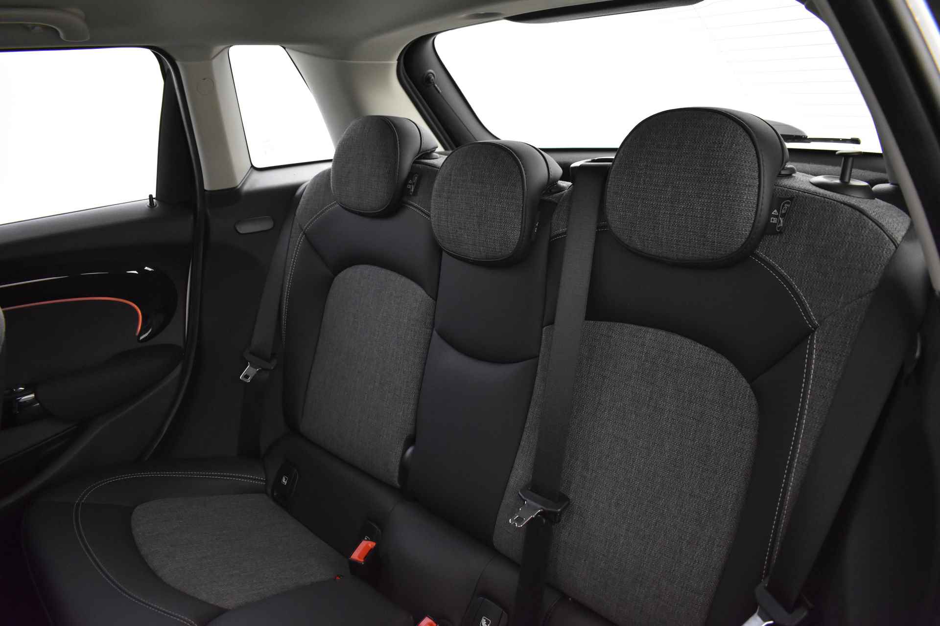 MINI Hatchback Cooper Classic Automaat / Sportstoelen / Cruise Control / LED / PDC achter / Navigatie / Airconditioning / Multifunctioneel stuurwiel - 10/44