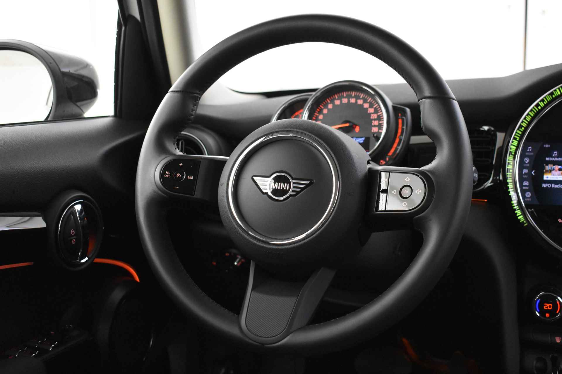 MINI Hatchback Cooper Classic Automaat / Sportstoelen / Cruise Control / LED / PDC achter / Navigatie / Airconditioning / Multifunctioneel stuurwiel - 15/44