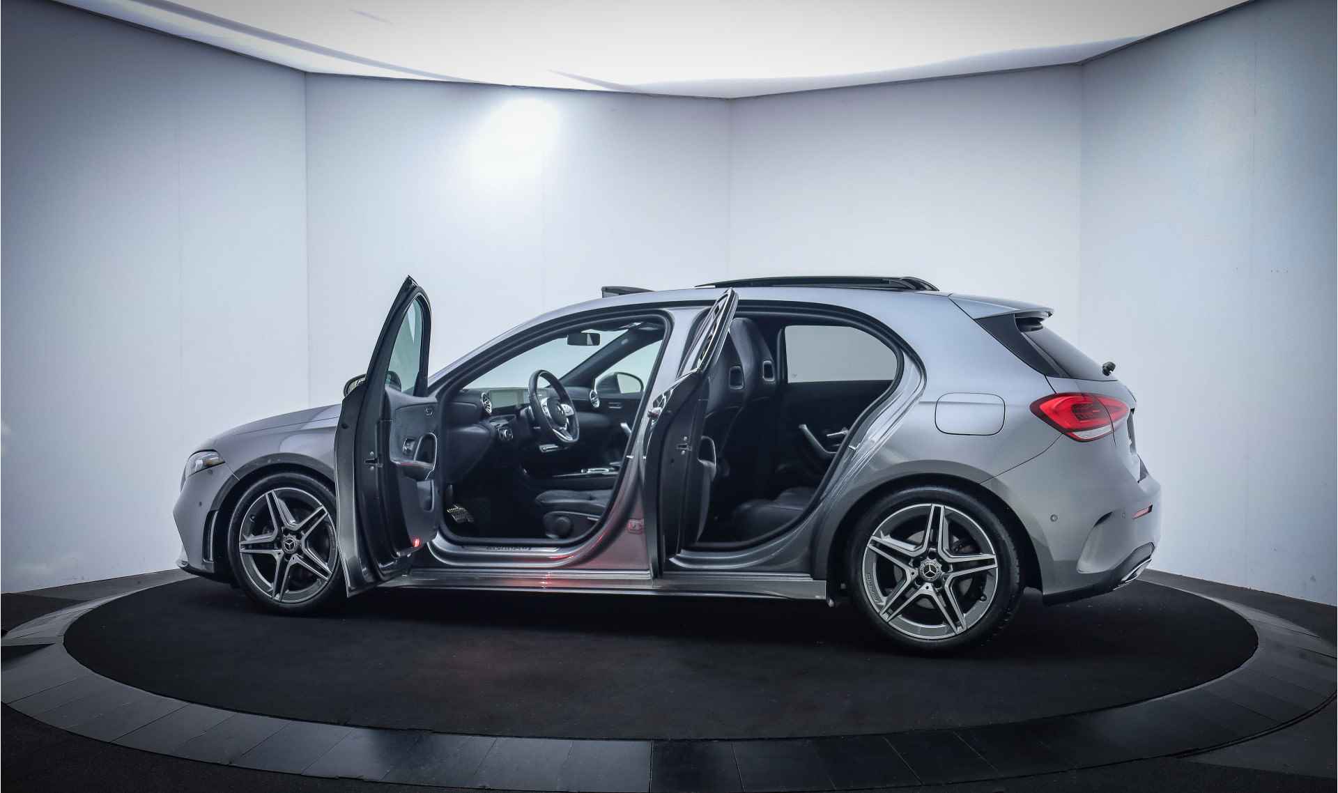 Mercedes-Benz A-Klasse 200 Aut. AMG-Plus Line PANO/AMBIANCE LIGHT/WIDESCREEN/LED/CAMERA/STOELVERW./NAVI/BLINDSPOT/LMV 18'' - 9/26