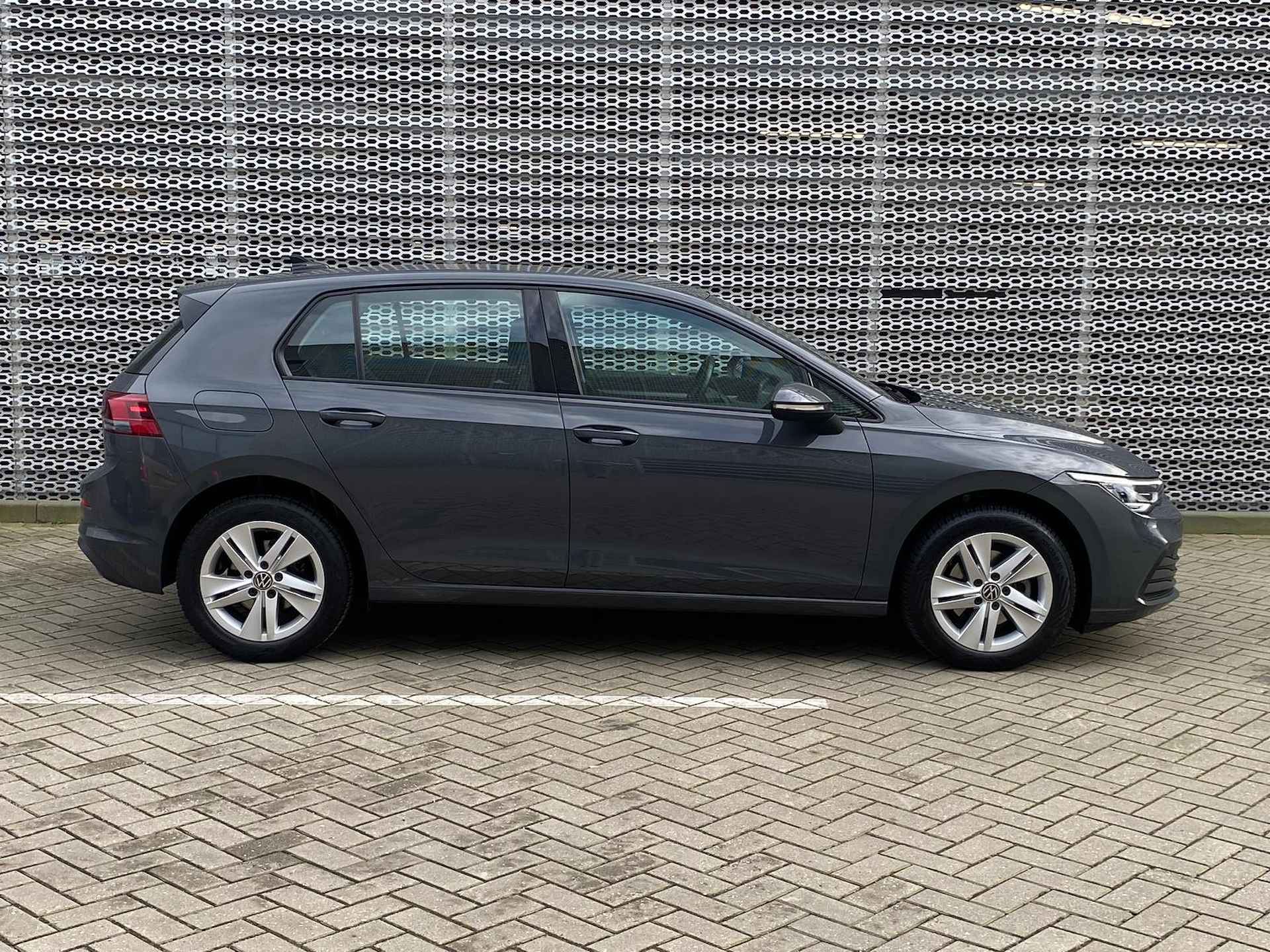 Volkswagen Golf 1.5 TSI Life / Navigatie / Achteruitrij camera / Parkeersensoren V+A / App connect / P4 - 10/19