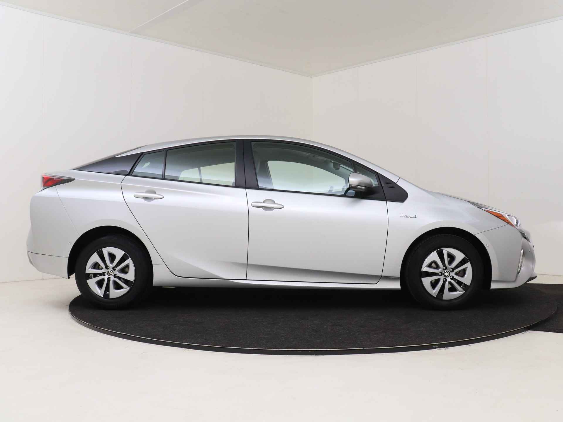 Toyota Prius 1.8 Executive | JBL I Trekhaak | Head-up Display | Parkeerhulp | Navigatie I Climate Control I Cruise Control I Camera I USB I Lederen Bekleding I 1e Eigenaar I Dealer Onderhouden I Stoelverwarming Voor I Keyless Entry/Start I - 16/48