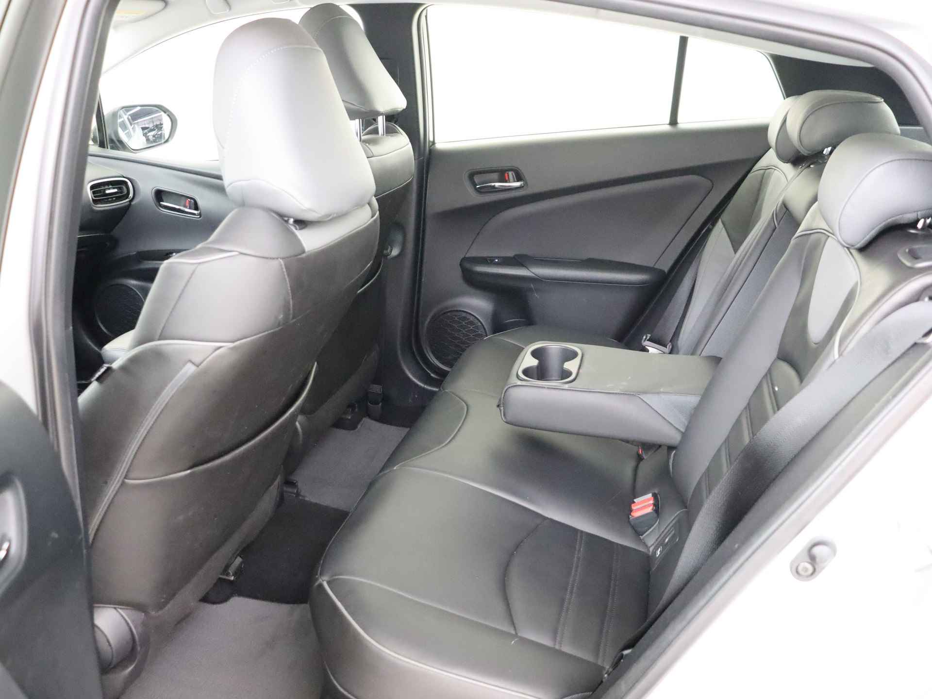 Toyota Prius 1.8 Executive | JBL I Trekhaak | Head-up Display | Parkeerhulp | Navigatie I Climate Control I Cruise Control I Camera I USB I Lederen Bekleding I 1e Eigenaar I Dealer Onderhouden I Stoelverwarming Voor I Keyless Entry/Start I - 21/48