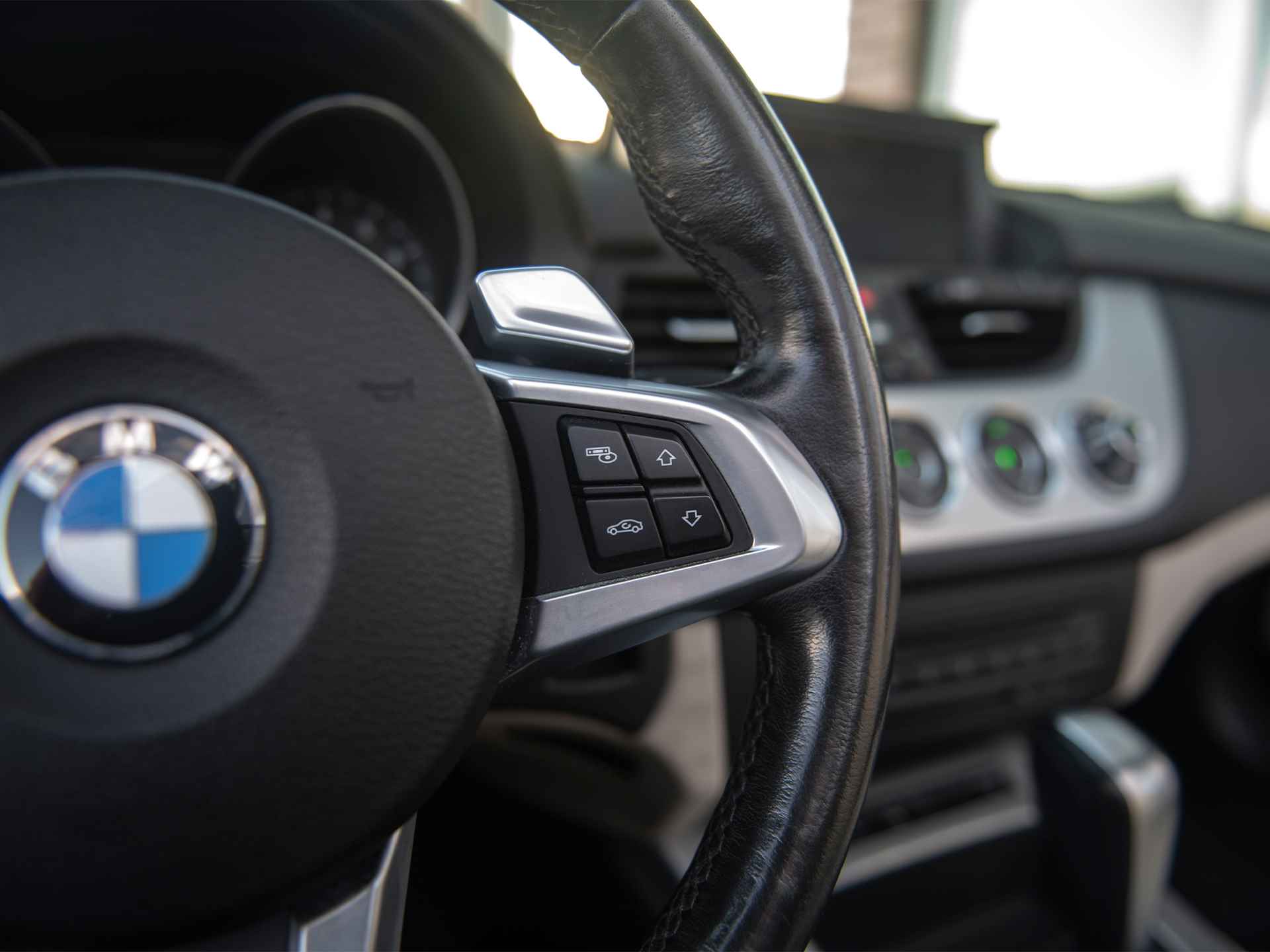 BMW Z4 Roadster sDrive23iA Executive | Apple Carplay | Navi Prof | Comfort Access | Leder | Sportstoelen | Memory Seat | Stoelverw. | Xenon + Grootlichtass. | 19" Lichtmetaal V-spaak 296 | Aut.dimm.spiegels bi+bui. | Schakelflippers - 18/63